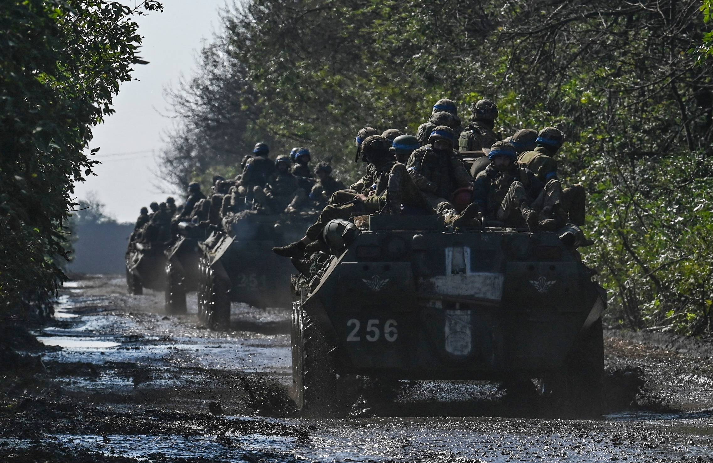 Ukraińscy żołnierze jadą na szczycie bojowych wozów piechoty w Novoselivce, 17 września 2022 roku, gdy wojna rosyjsko-ukraińska wchodzi w swój 206 dzień.