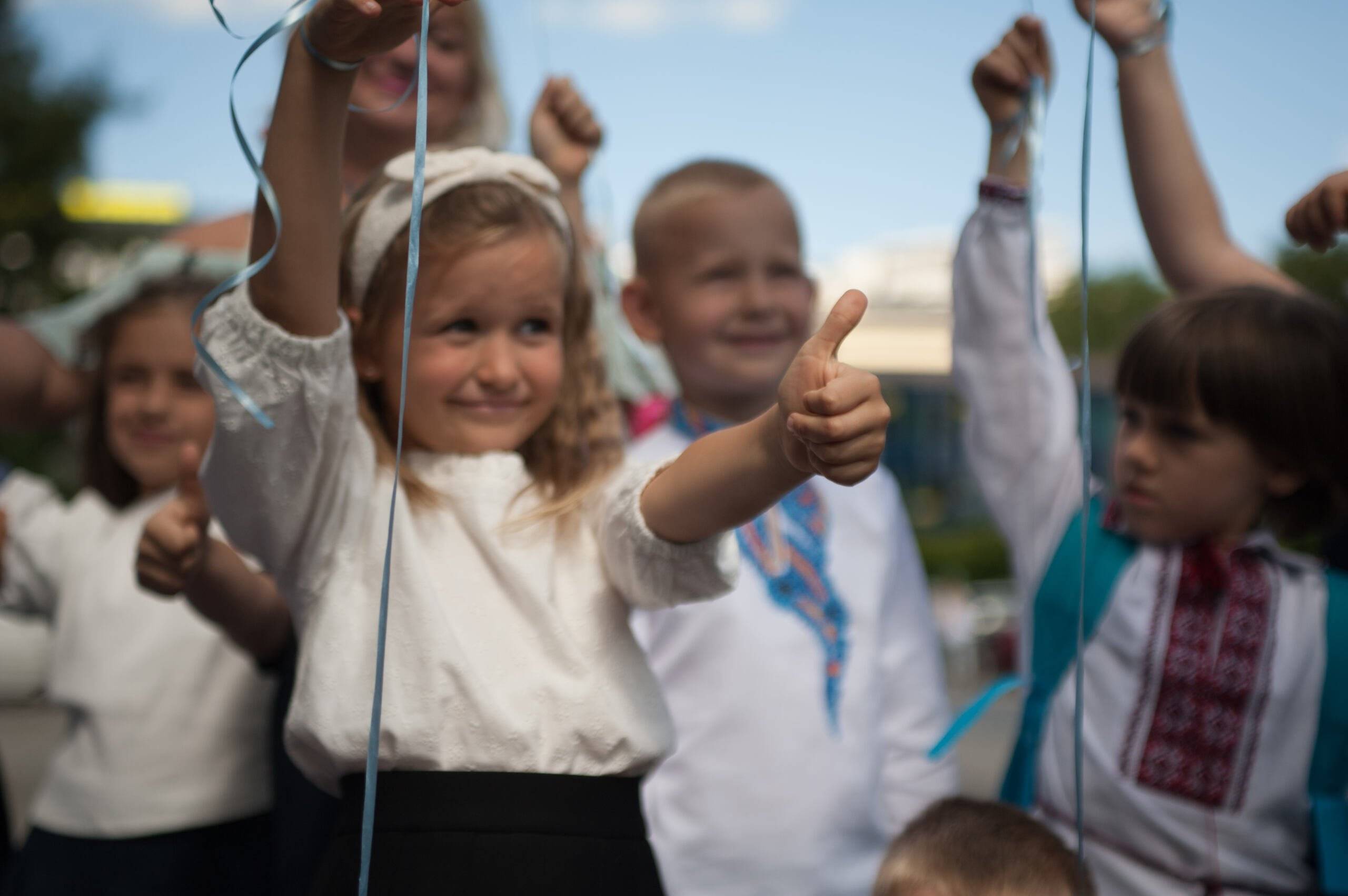 Radosne dzieci w ukraińskich strojach