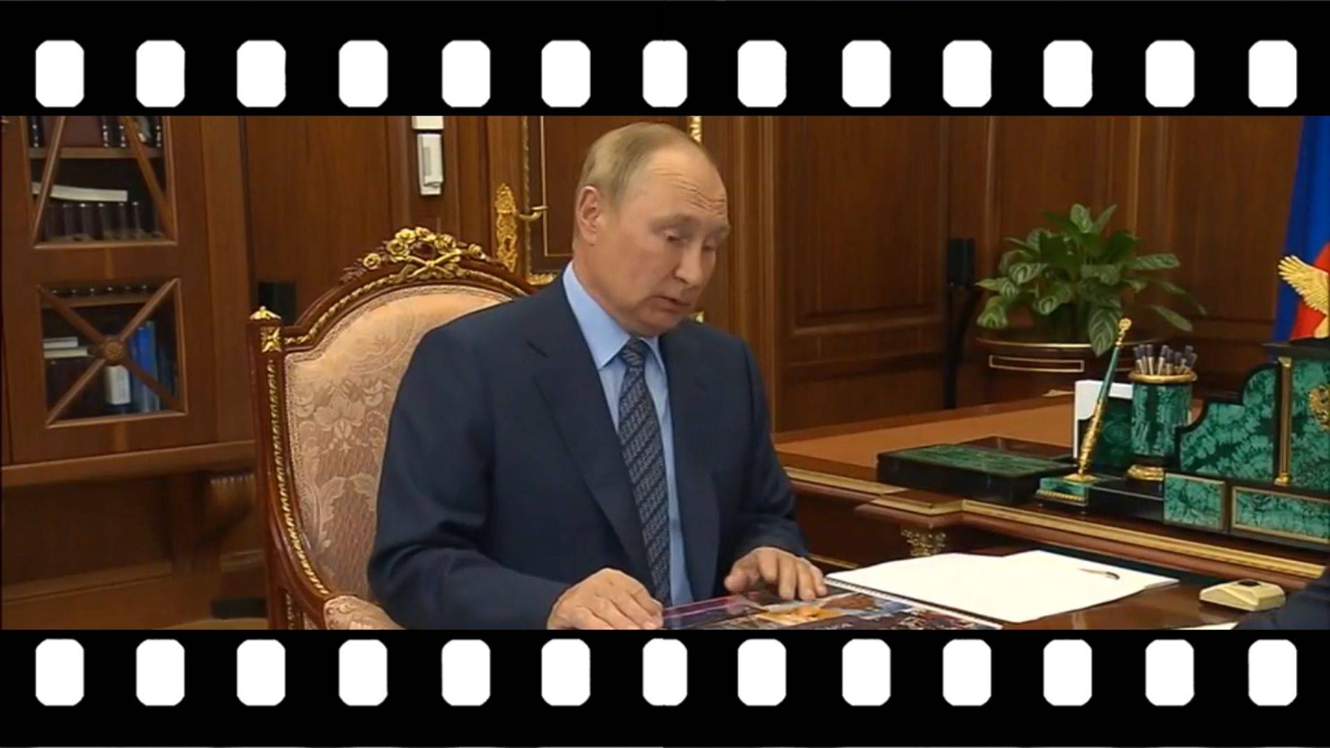 Putin przegląda dokumenty z obrazkami