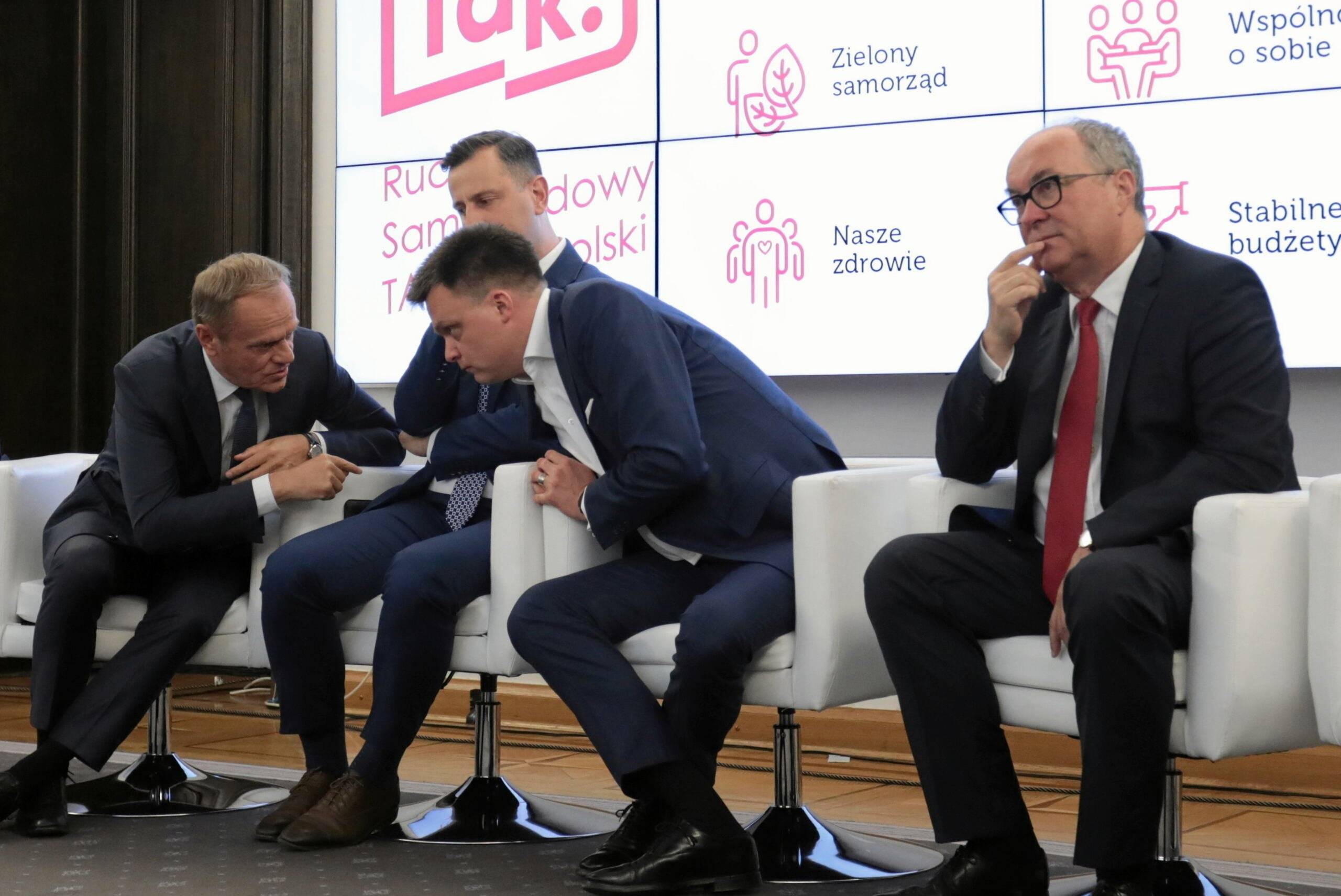 Mężczyźni politycy siedzą na fotelach, od lewej: Tusk, Kosiniak-Kamysz, Hołownia, Czarzasty