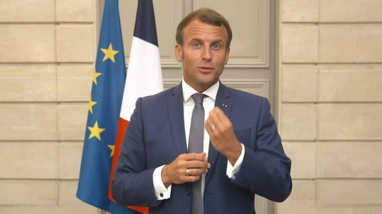 Macron na tle flag UE i Francji