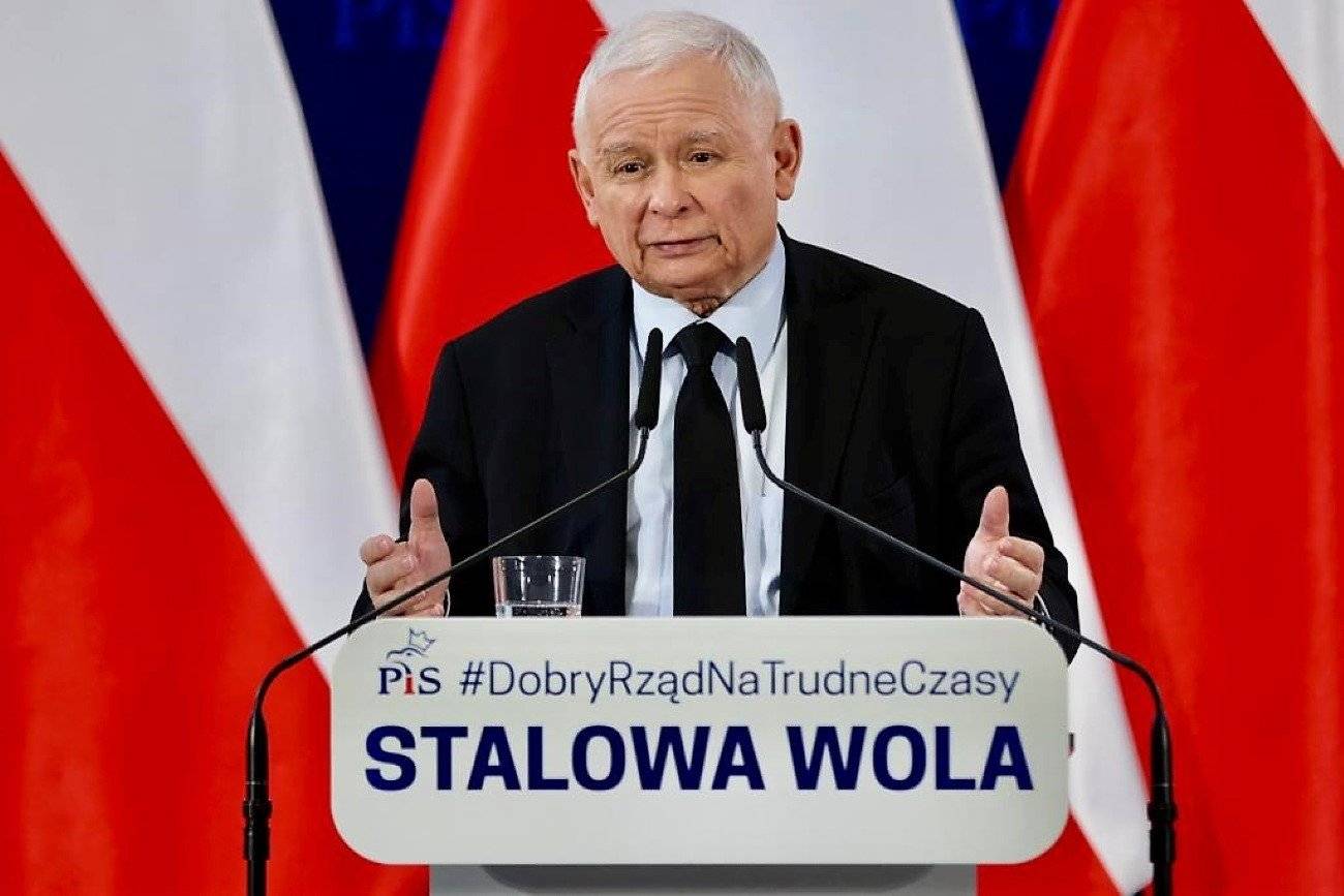 Stalowa Wola. Jarosław Kaczyński przemawia na mównicy