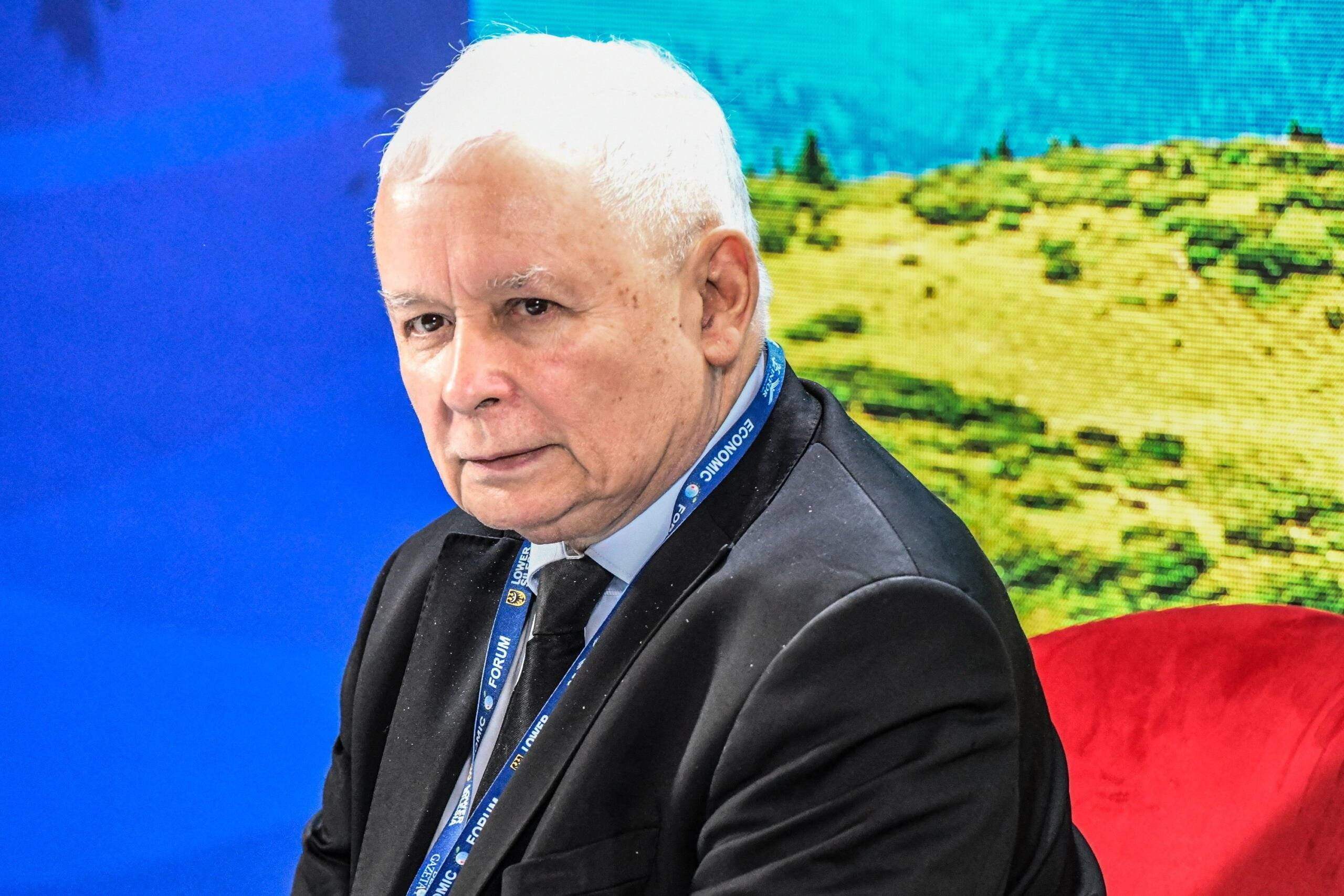 Kaczyński, siwy, siedzi ze złą miną
