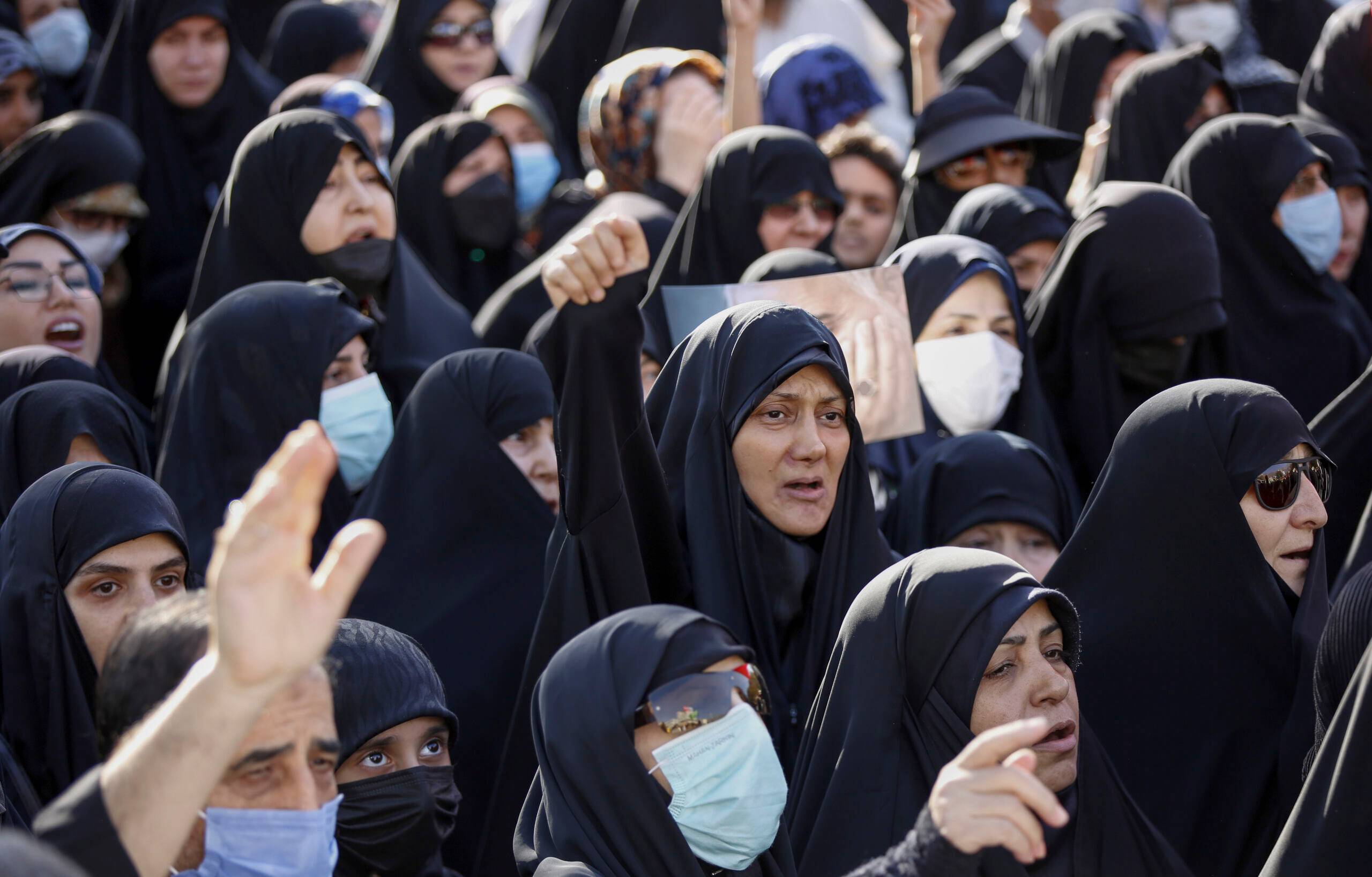 protestujące kobiety w hidżabach i abajach