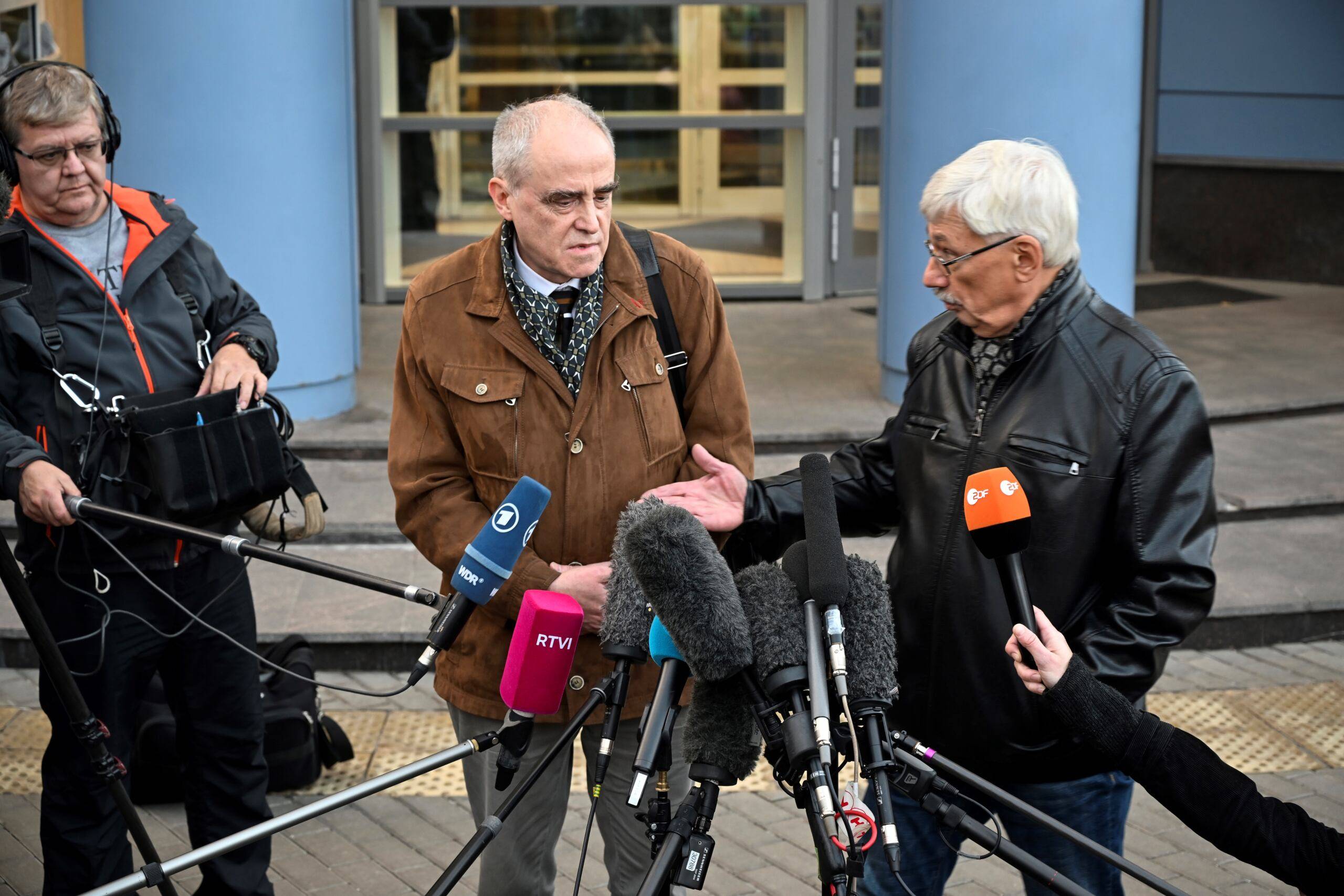 (center L-R) Yan Rachinsky, one of the founders of Memorial rights group, and Oleg Orlov, one of Memorial leading activists, meet with the media after the group was co-awarded the 2022 Nobel Peace Prize along with Belarus' human rights advocate Ales Bialiatski and the Ukrainian human rights organisation Center for Civil Liberties, in Moscow on October 7, 2022. (Photo by Alexander NEMENOV / AFP)