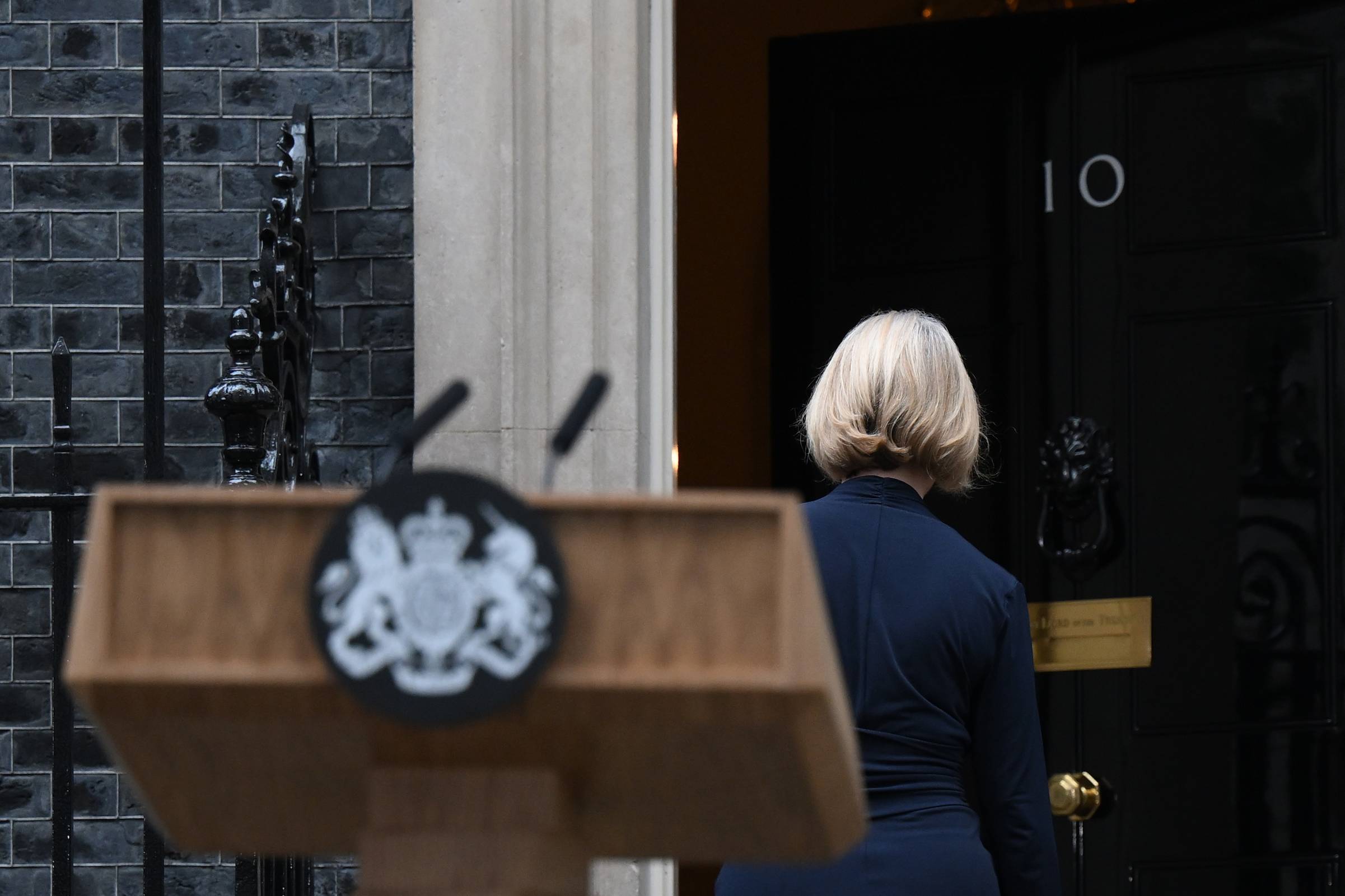 Britain's Prime Minister Liz Truss comes back inside 10 Downing Street, in central London, on October 20, 2022 following a statement to announce her resignation. - British Prime Minister Liz Truss announced her resignation on after just six weeks in office that looked like a descent into hell, triggering a new internal election within the Conservative Party. (Photo by Daniel LEAL / AFP)