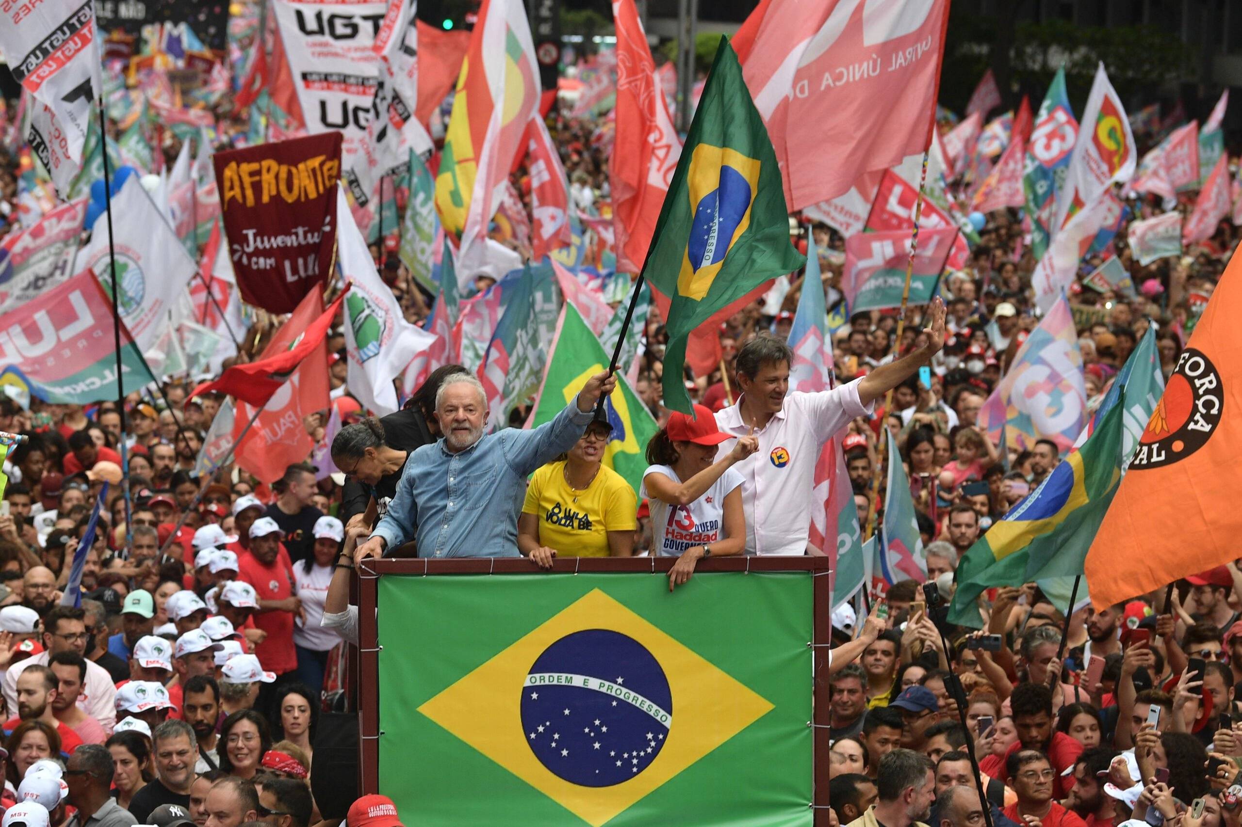 Brazilian former President (2003-2010) and candidate for the leftist Workers Party (PT) Luiz Inacio Lula da Silva waves a national flag during a campaign rally in Sao Paulo, Brazil, on October 29, 2022. - After a bitterly divisive campaign and inconclusive first-round vote, Brazil elects its next president in a cliffhanger runoff between far-right incumbent Jair Bolsonaro and veteran leftist Luiz Inacio Lula da Silva. (Photo by CARL DE SOUZA / AFP)