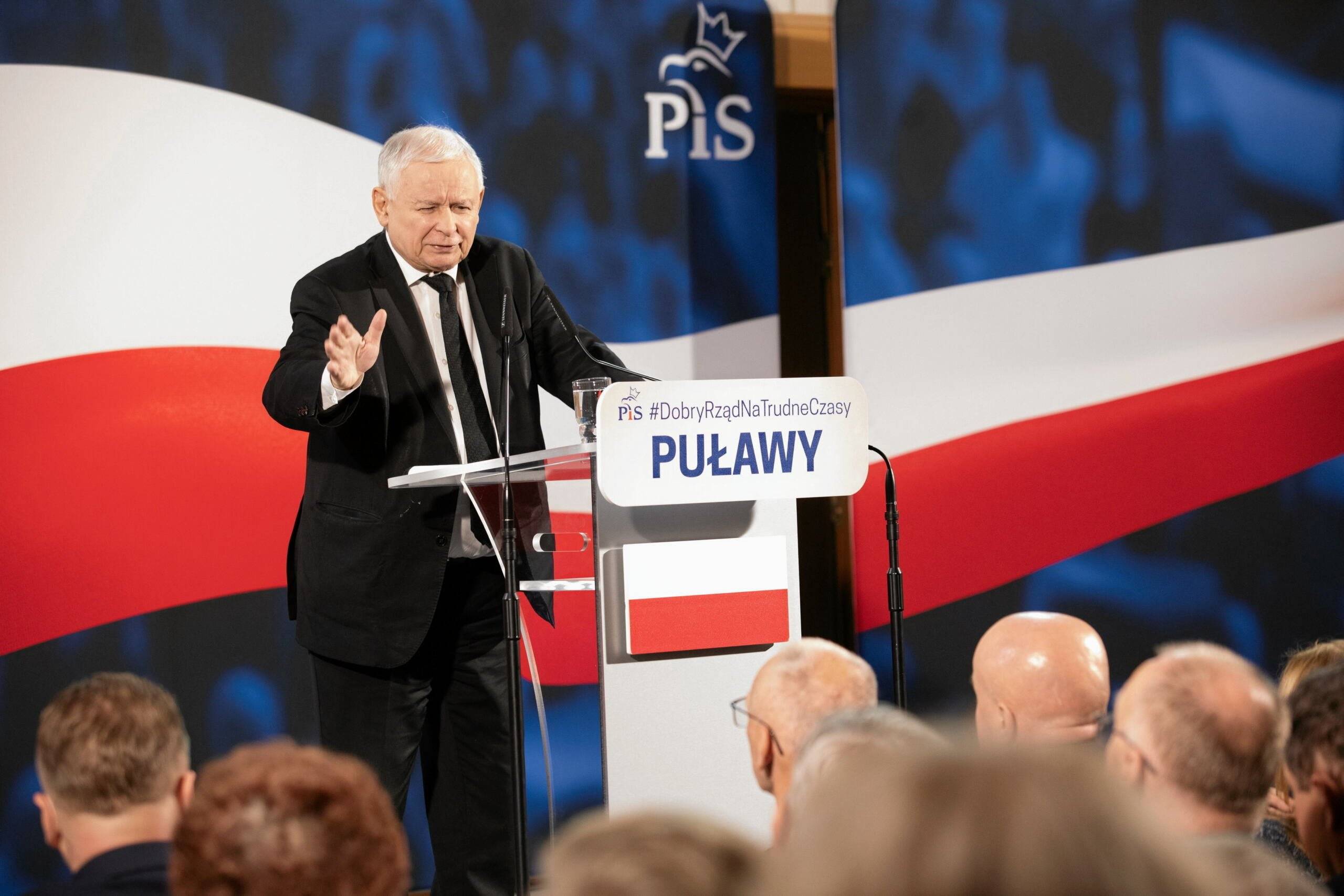 Prezes PiS Jarosław Kaczyński stoi za mównicą z napisem Puławy