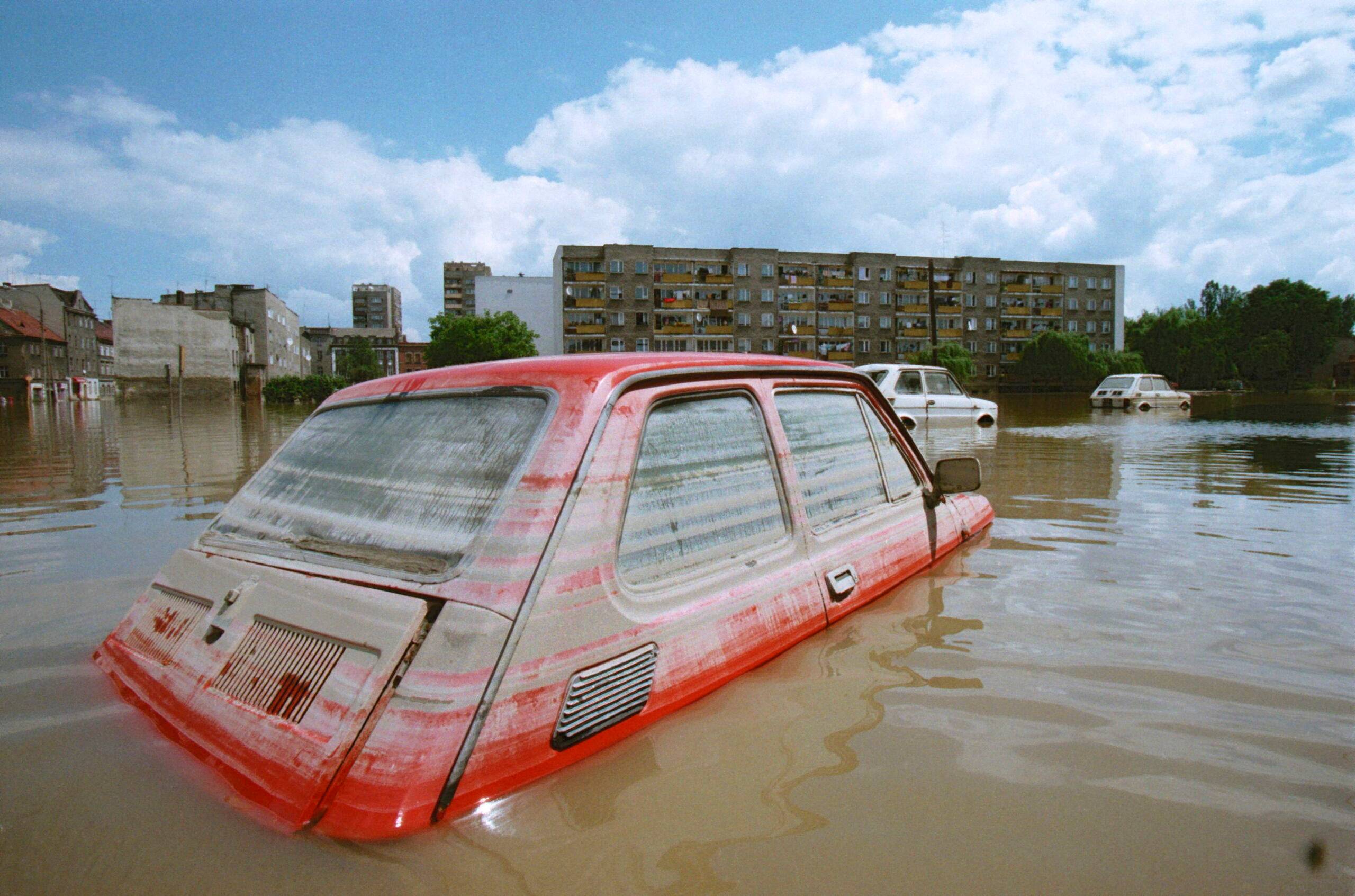 10.07.1997 Raciborz , powodz stulecia , zalane miasto .
Fot. Robert Krzanowski / Agencja Wyborcza.pl