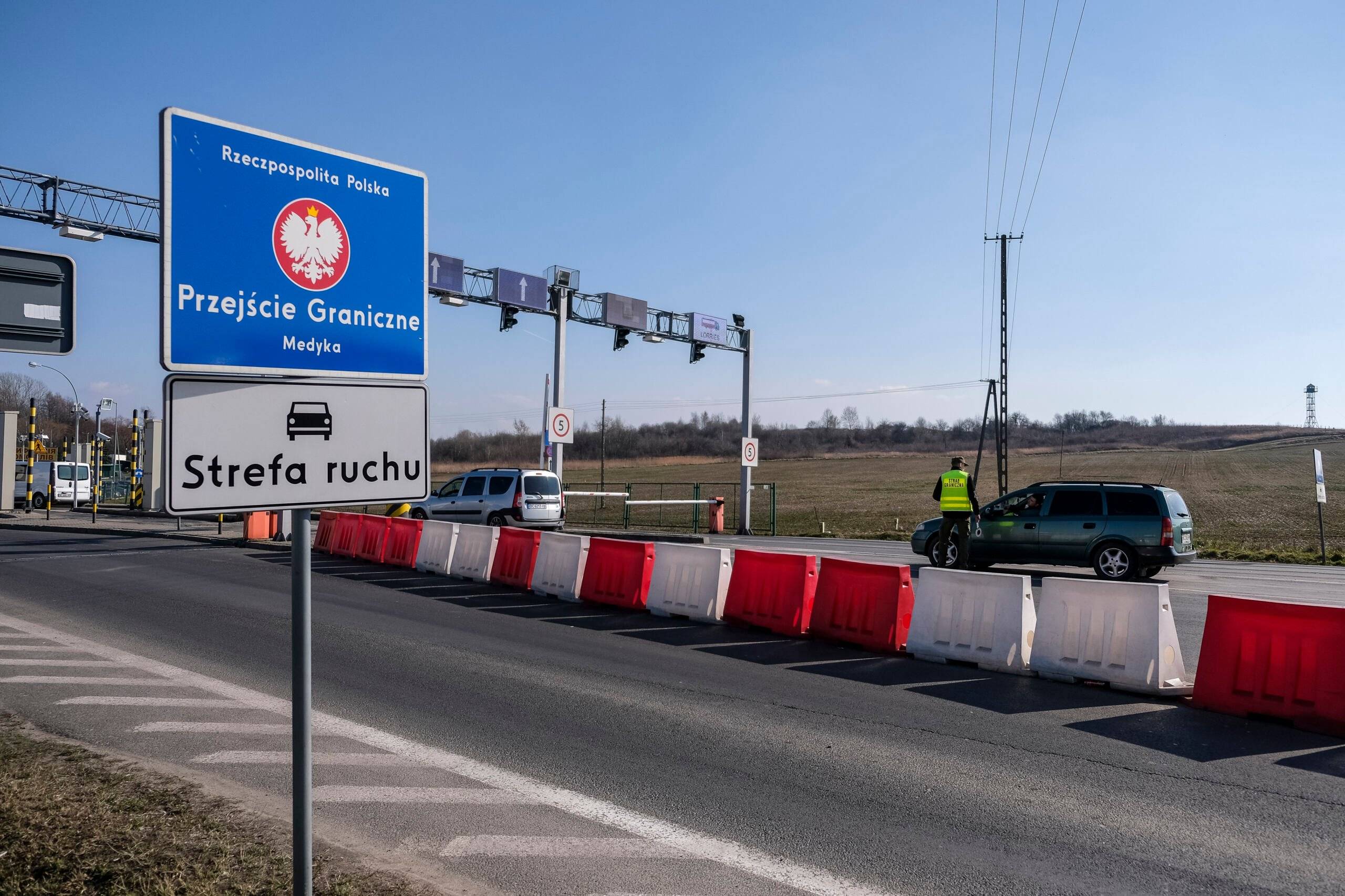 Przejście drogowe z napisem "Granica Państwa. Rzeczpospolita Polska"