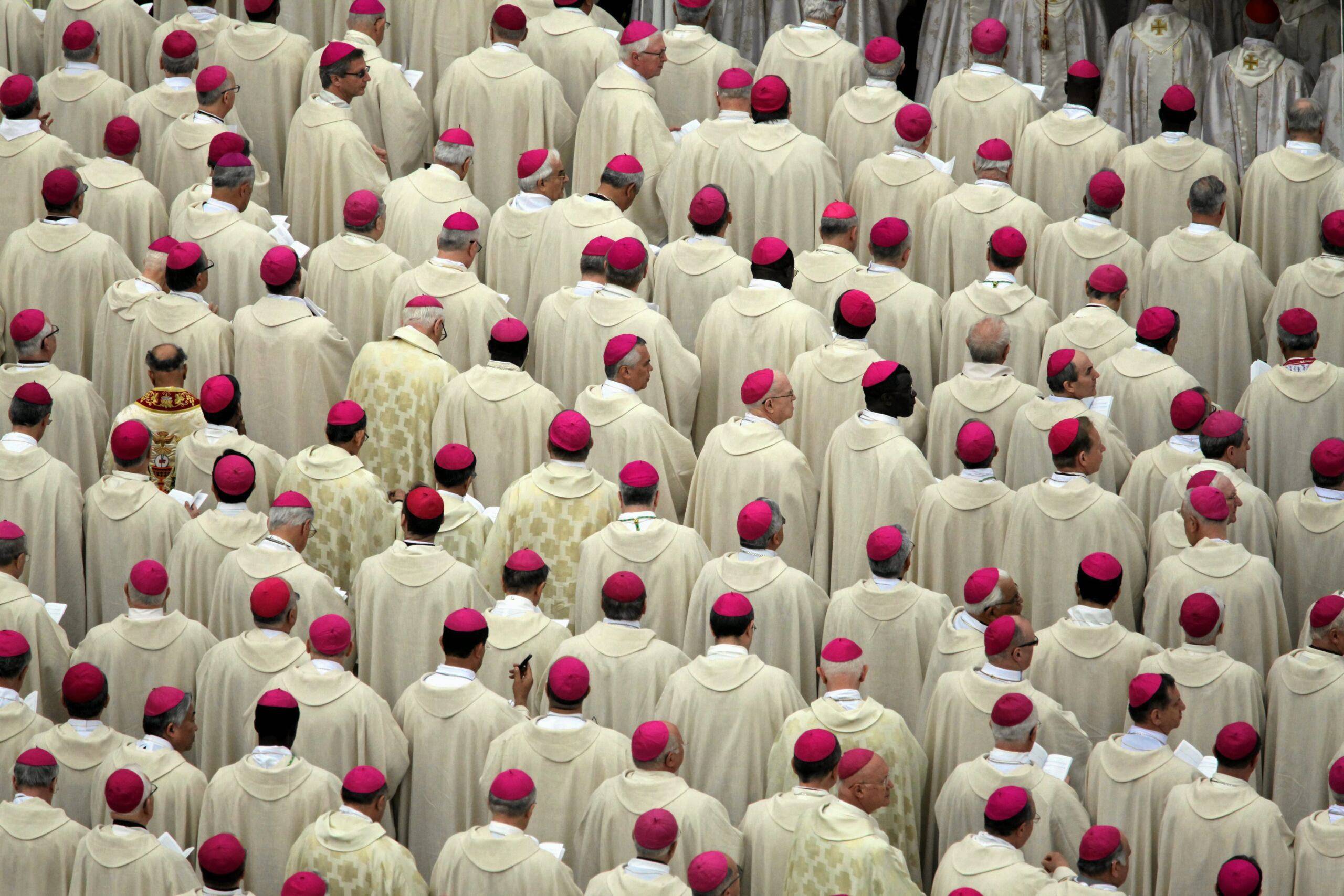 tłum biskupów stojących na Placu św. Piotra w Rzymie