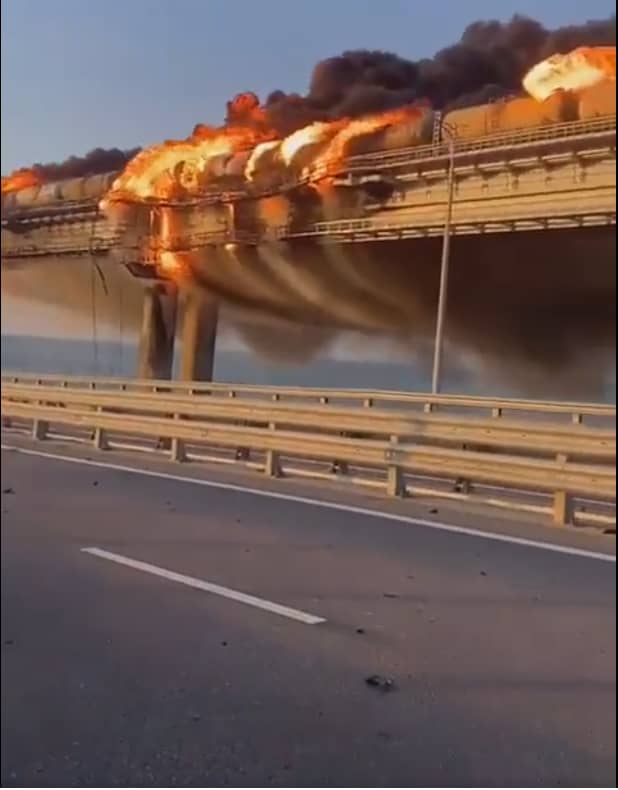Ogień płonący na Moście Krymskim