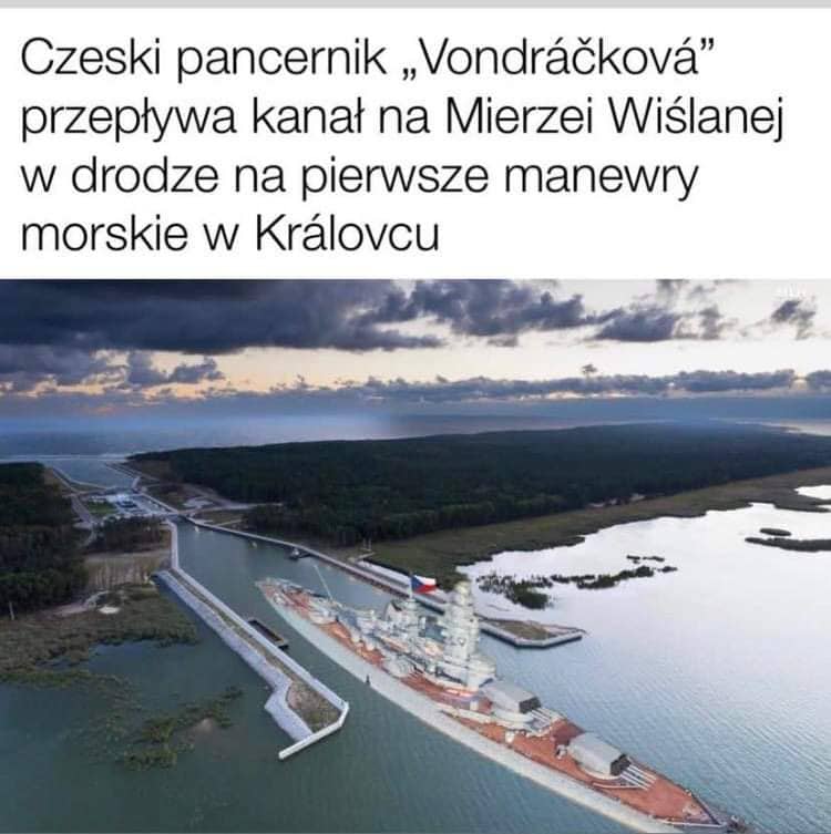 mem ze zdjęciem okrętu wojennego i napisem Czeski pancernik Helena Vondrackoba przepływa kanał na Mierzei Wiślanej w drodze na pierwsze manewry morskie w Królewcu