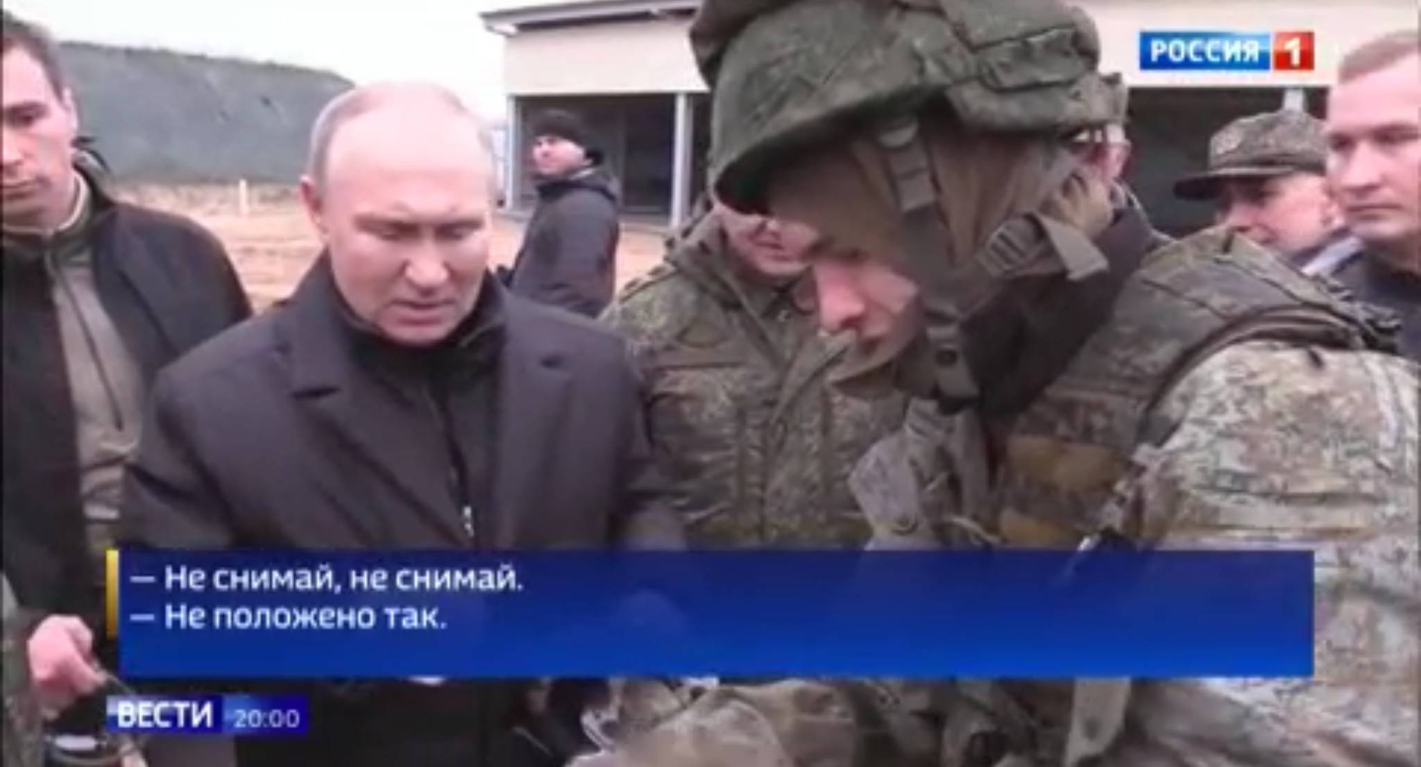 Żolnierz ściaga rękawicę, by uścisnąć Putinowi dłoń