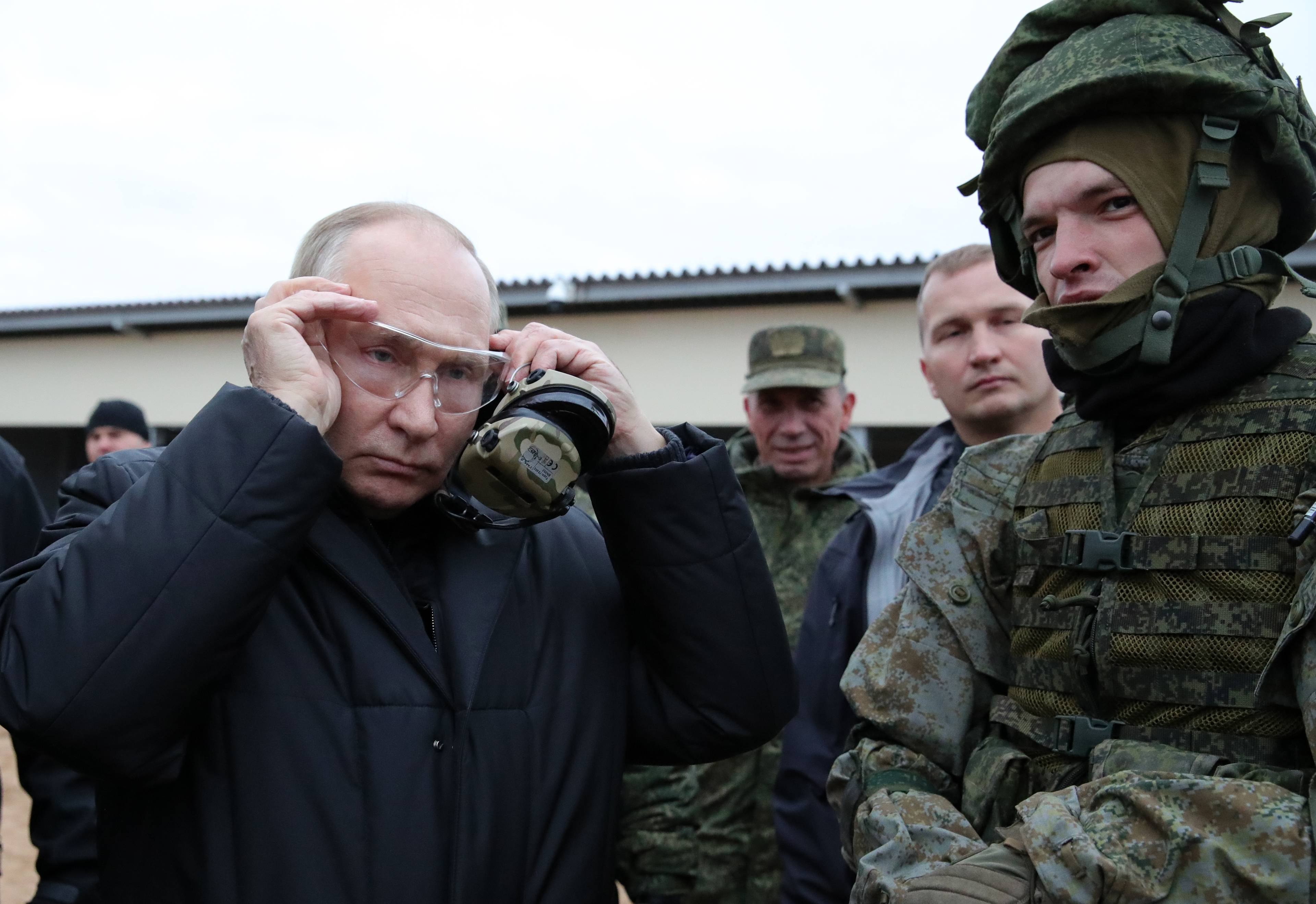 Prezydent Rosji Władimir Putin (L) spotyka się z żołnierzami podczas wizyty w centrum szkolenia wojskowego Zachodniego Okręgu Wojskowego dla zmobilizowanych rezerwistów, poza miastem Riazań 20 października 2022 r.