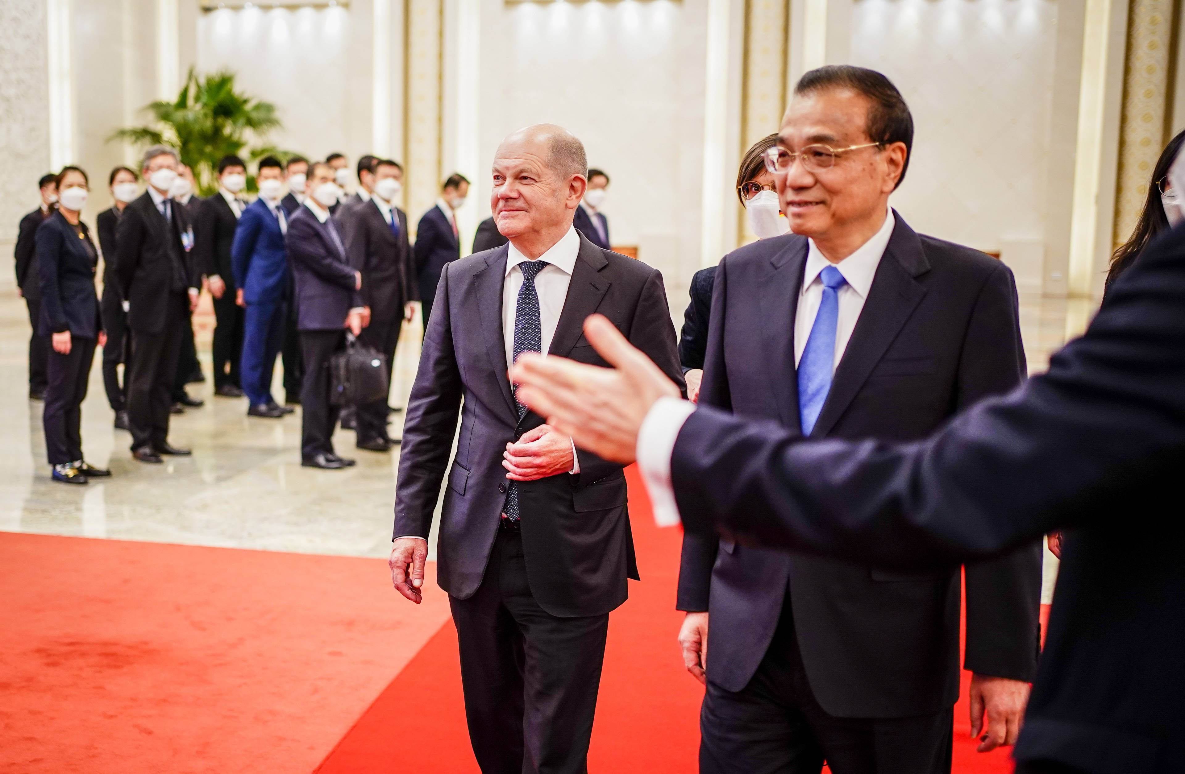Wizytujący kanclerz Niemiec Olaf Scholz (2. R) jest przyjmowany przez chińskiego premiera Li Keqiang (R) w Wielkiej Hali Ludowej w Pekinie 4 listopada 2022 r.