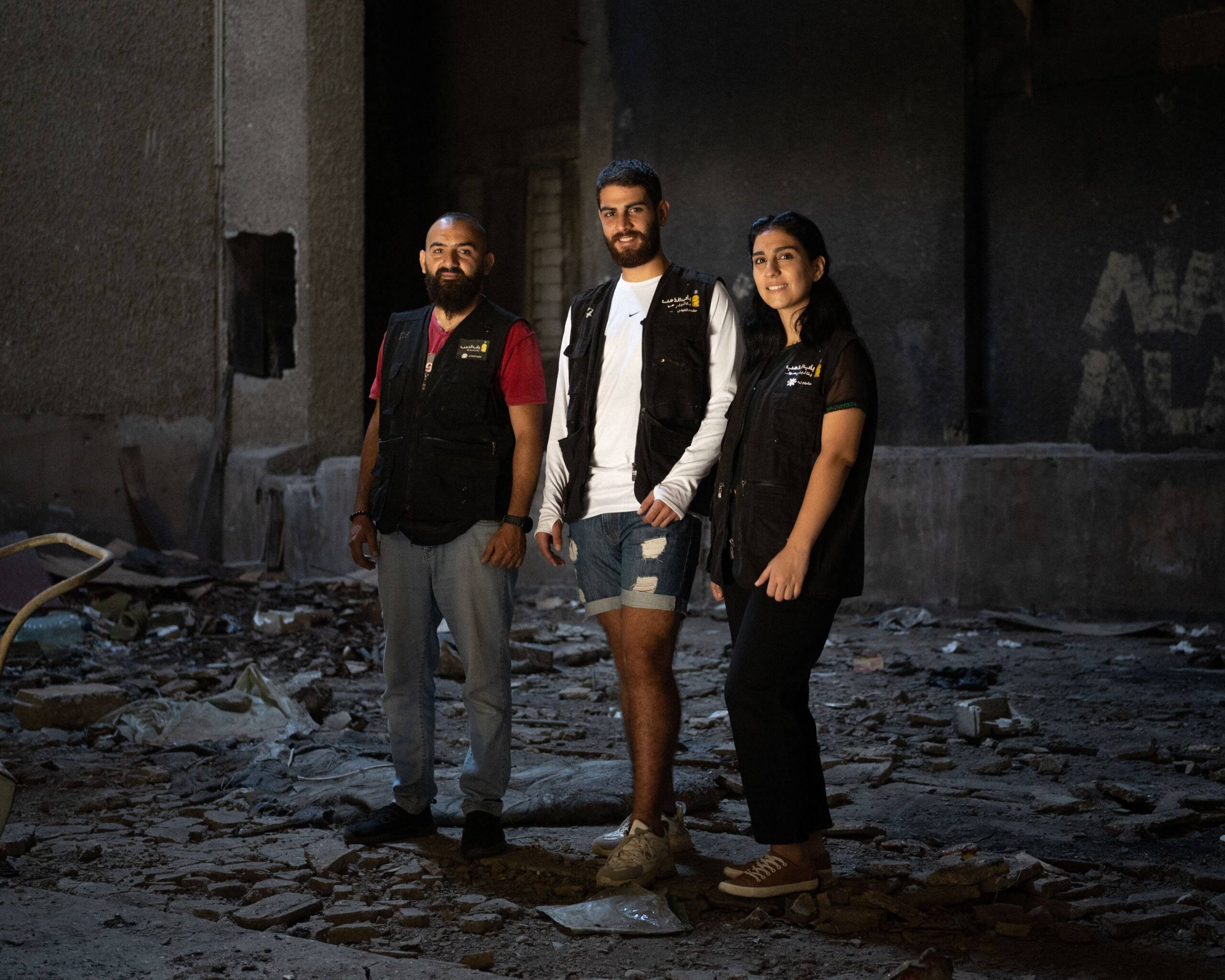 Zafir, Ali i Miriam pozują do zdjęcia w ruinach kina. Przed zamieszkami w Jabal Mohsen kin było pełno.