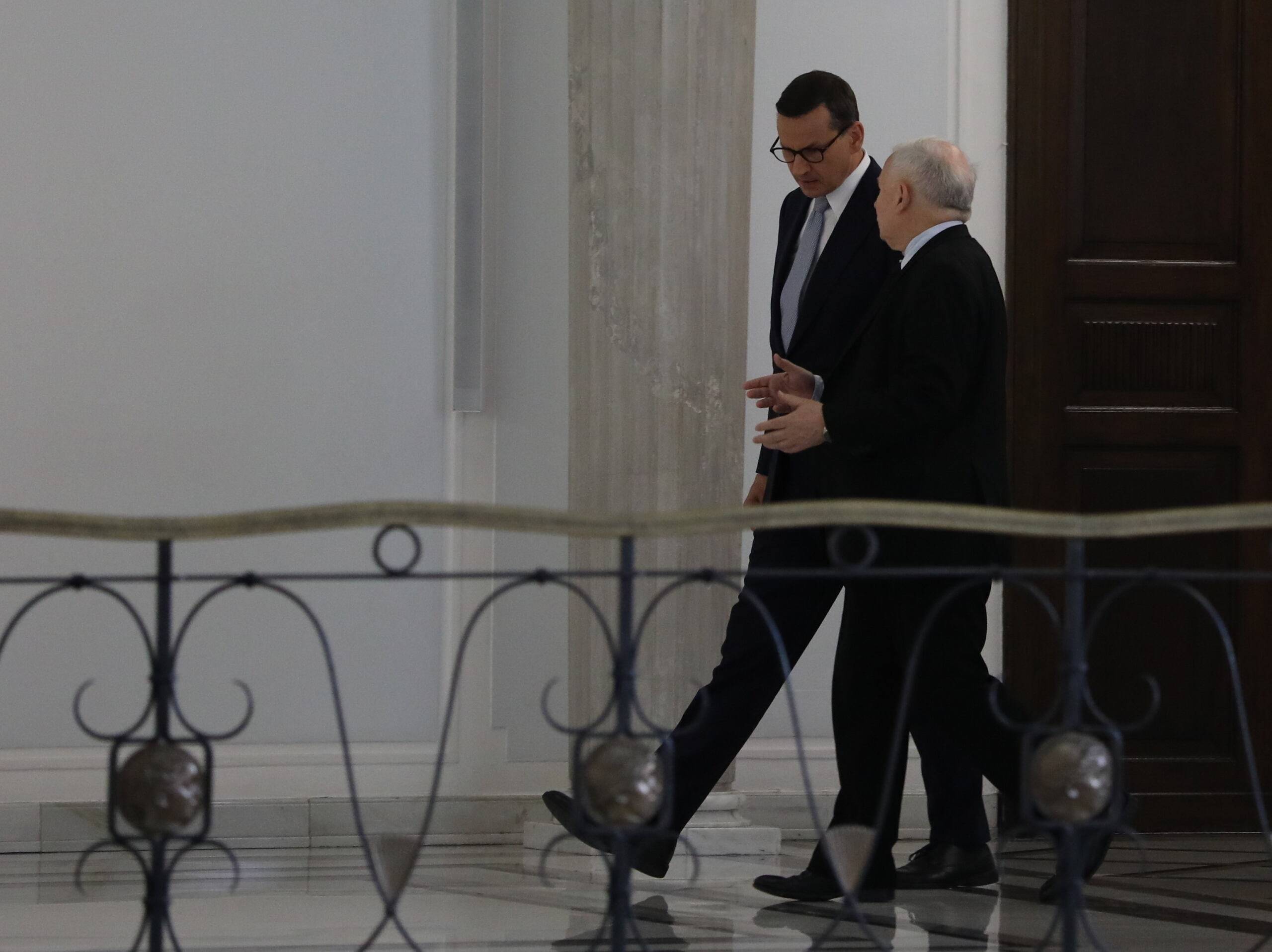 Mateusz Morawiecki i Jarosław Kaczyński idą obok siebie korytarzem sejmowym i rozmawiają