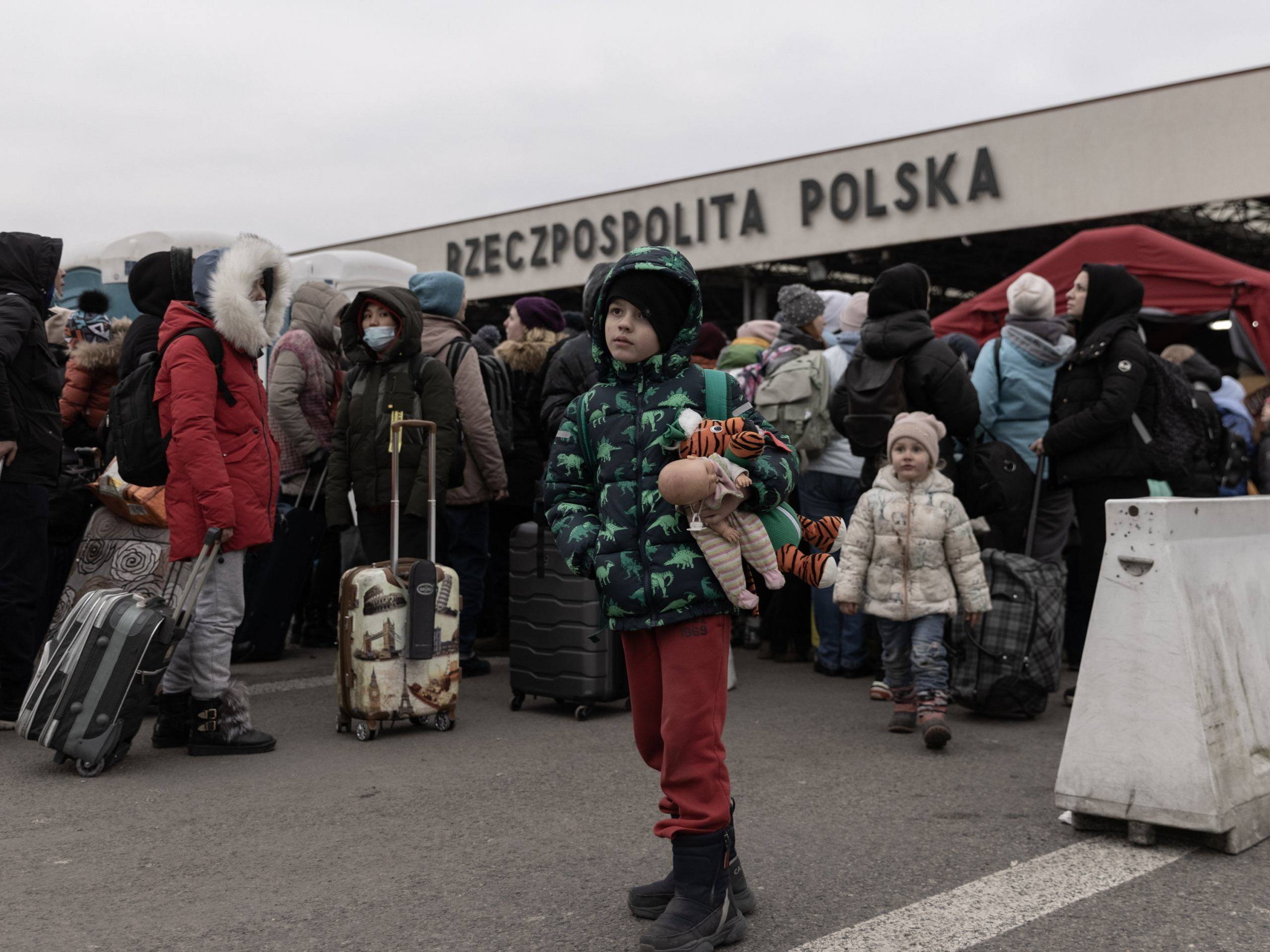 Uchodzcy z Ukrainy uciekajacy przed wojna .