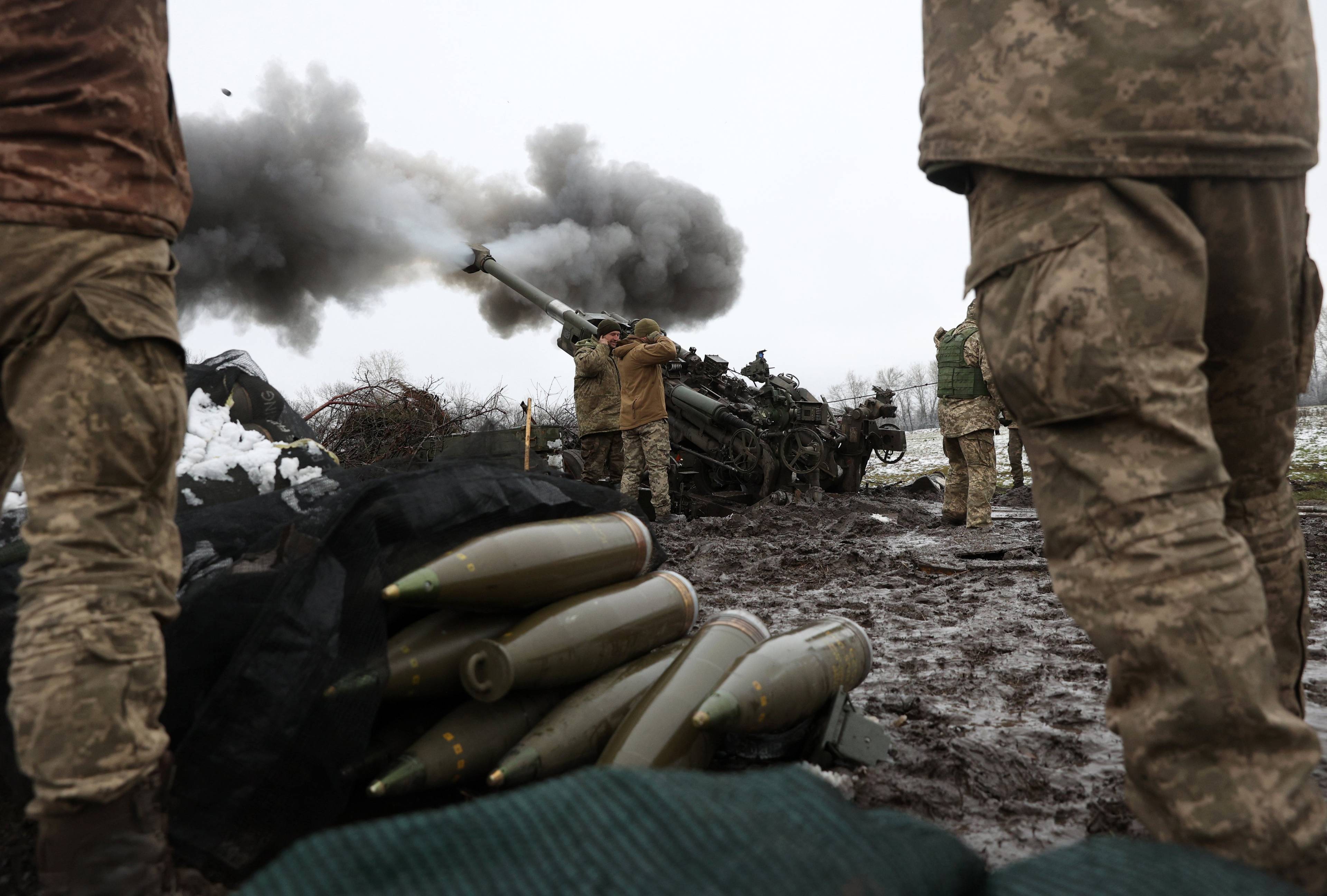 Ukrainian artillerymen fire a M777 howitzer towards Russian positions on the frontline of eastern Ukraine, on November 23, 2022, amid the Russian invasion of Ukraine. (Photo by Anatolii Stepanov / AFP)