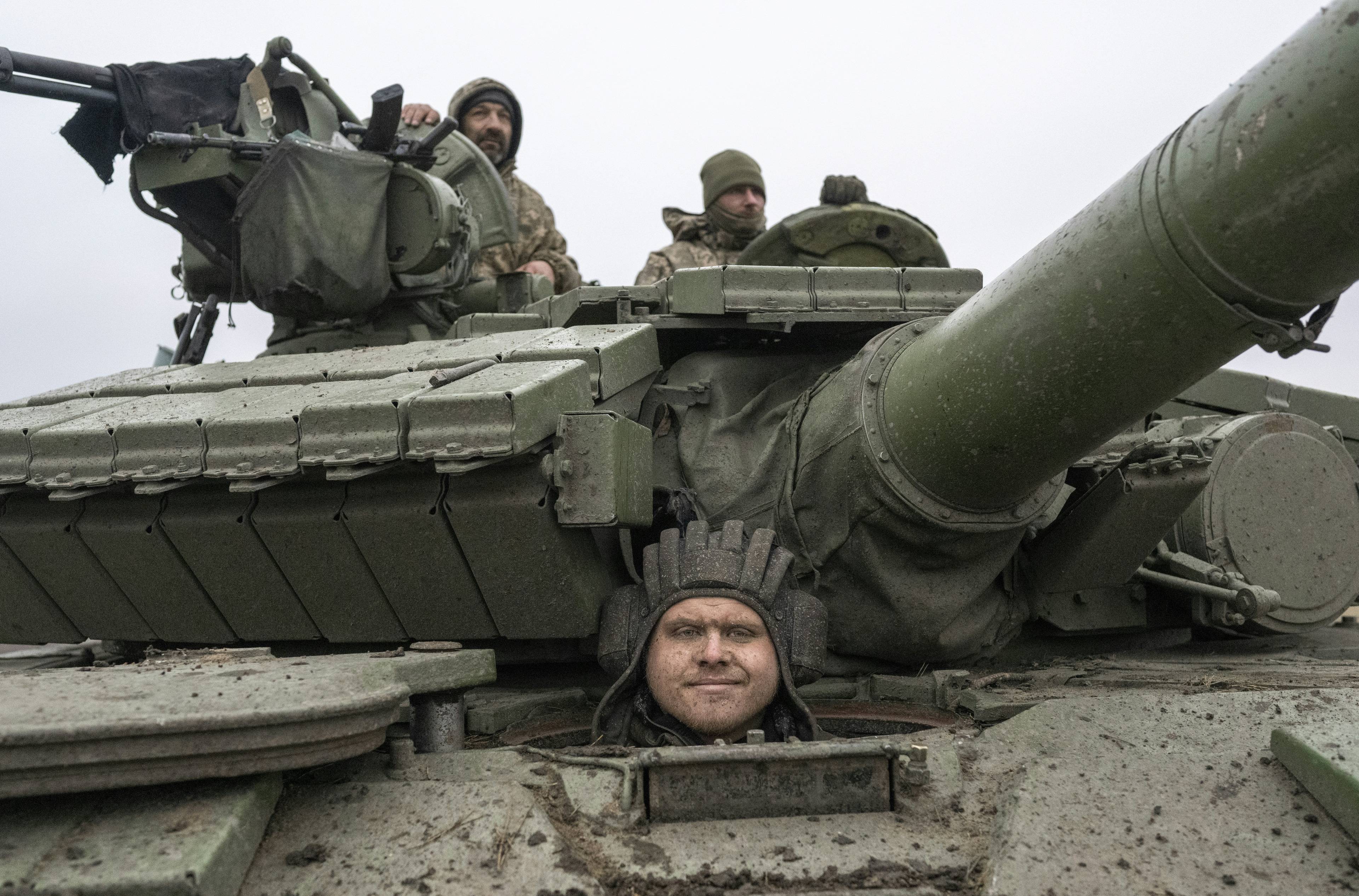 Czołg ukraiński, z luku wygląda żołnierz