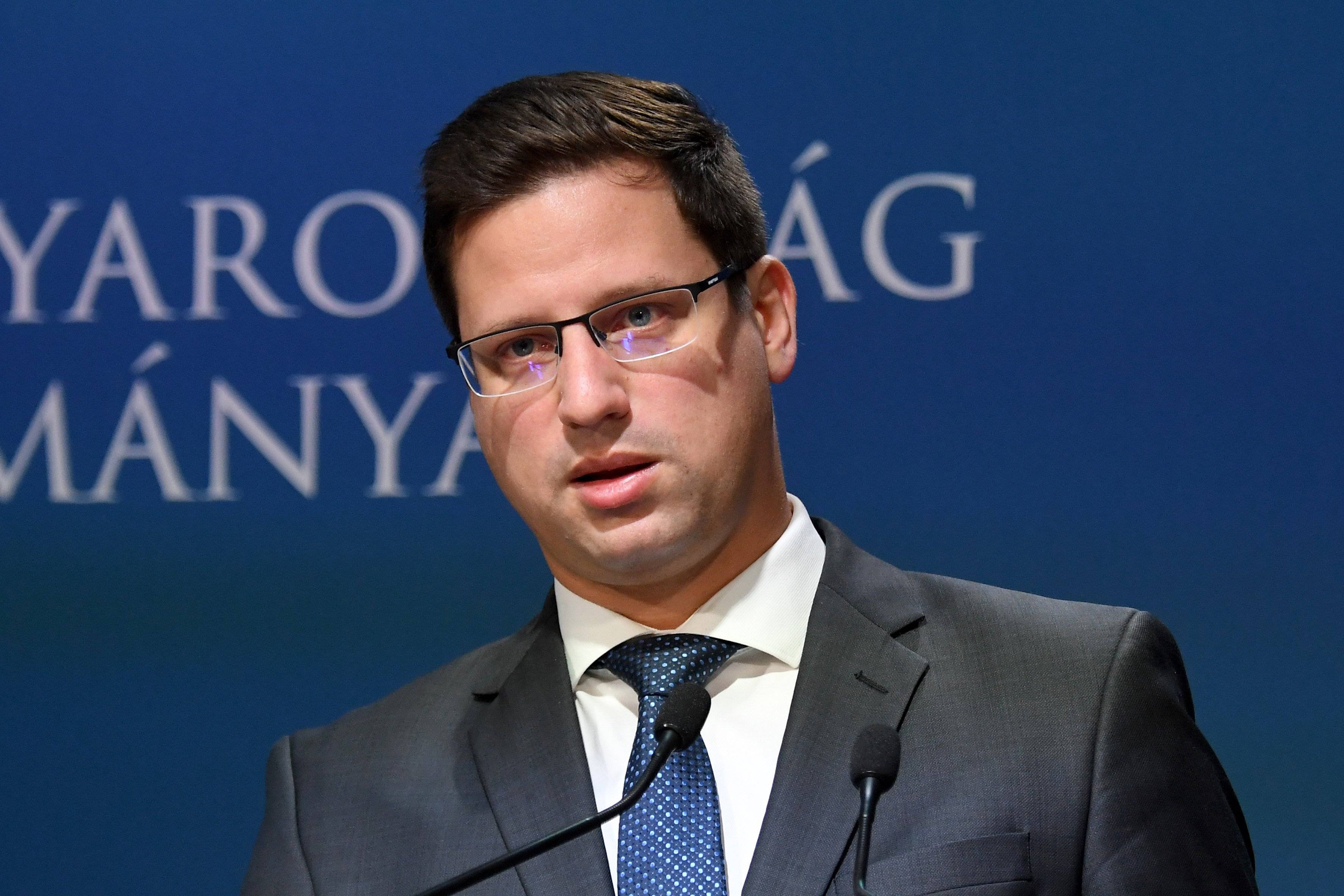 Minister of Prime Minister’s Office Gergely Gulyas informs the press about the connections of EU and Hungary in Budapest on November 9, 2018.  Attila KISBENEDEK / AFP / AFP PHOTO / ATTILA KISBENEDEK
