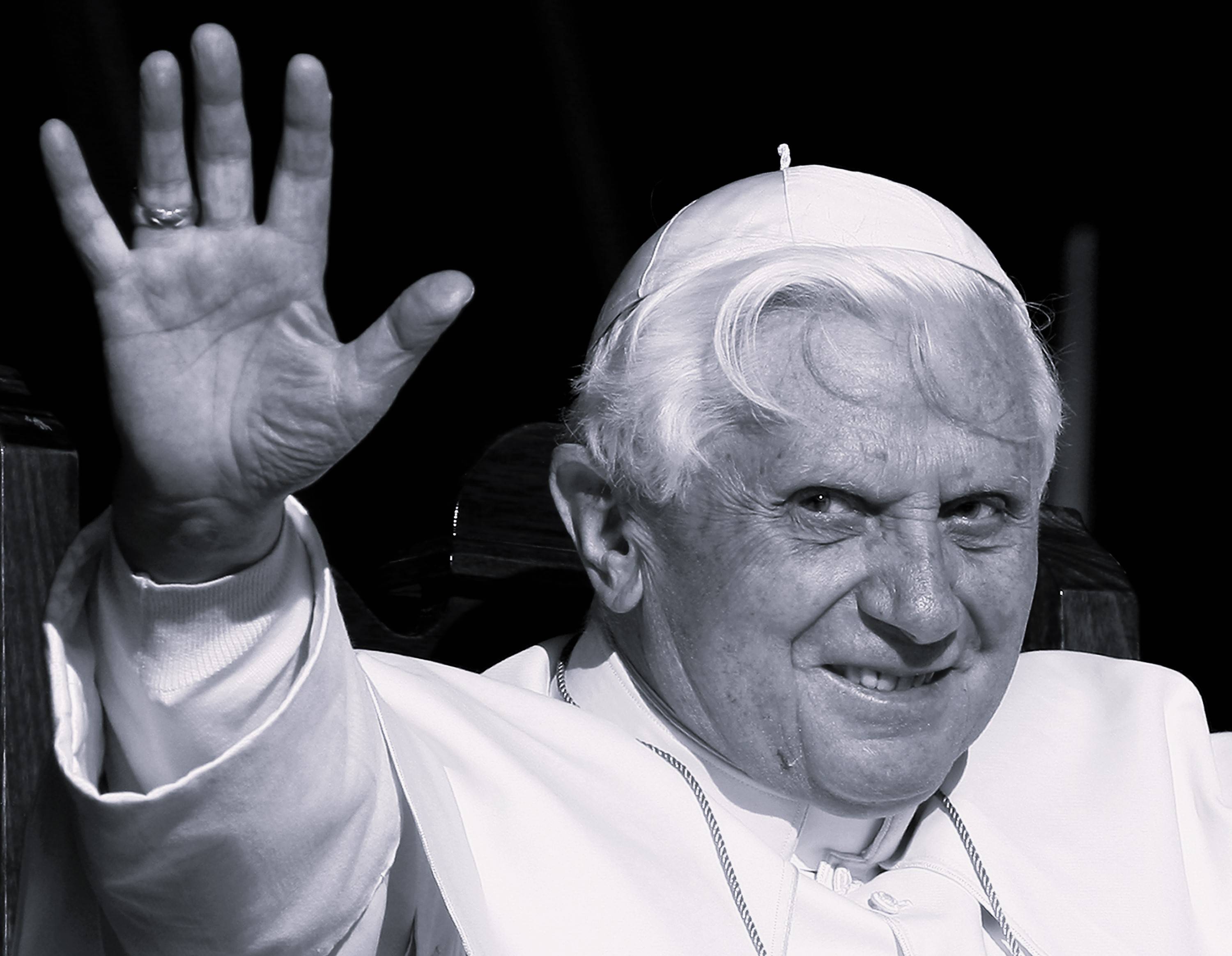Zmarły papież Benedykt XVI - zdjęcie z 2008 roku, papiez unosi rękę w pozdrowieniu