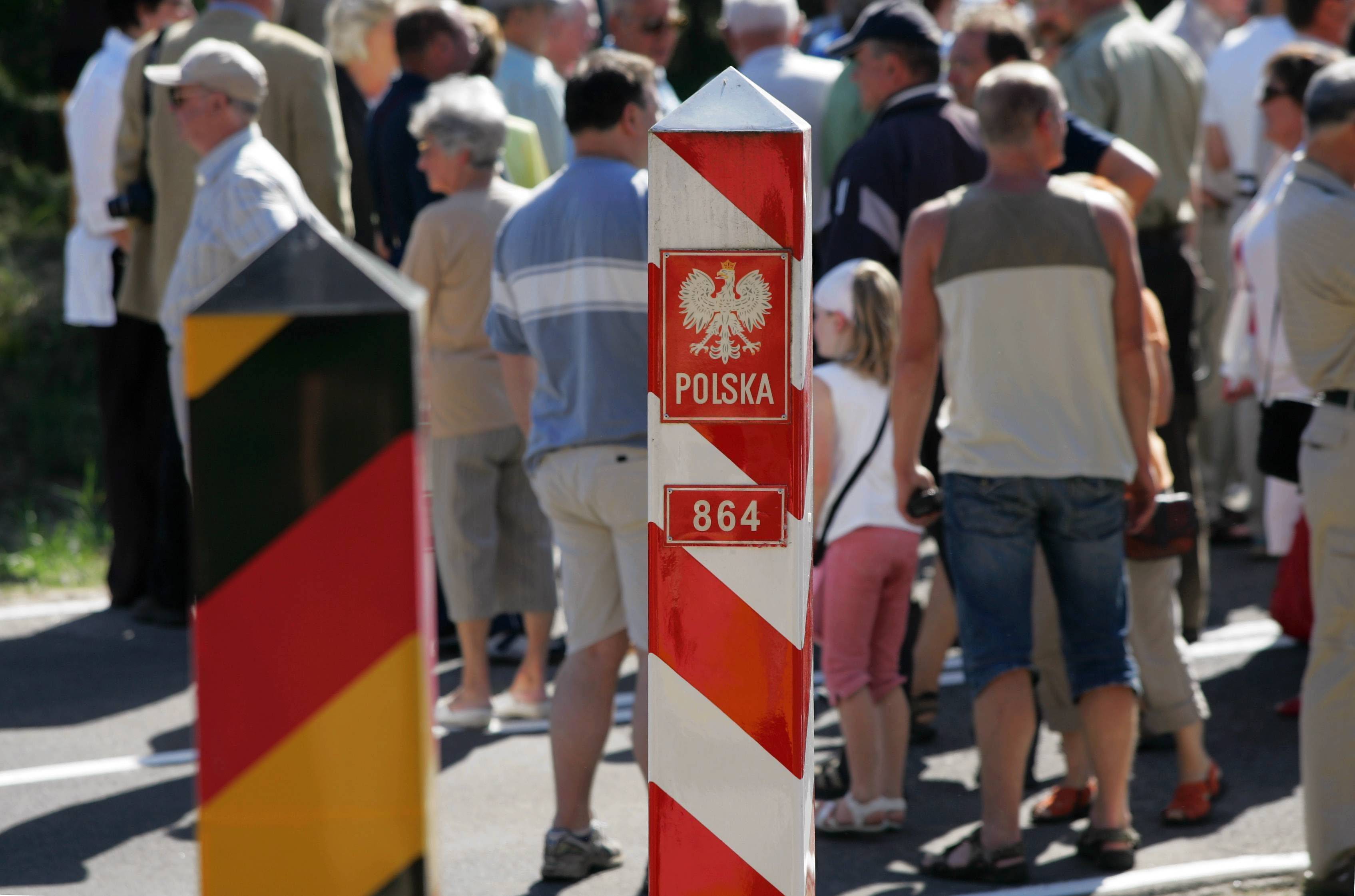 Polski i niemiecki słup graniczny stojące obok siebie