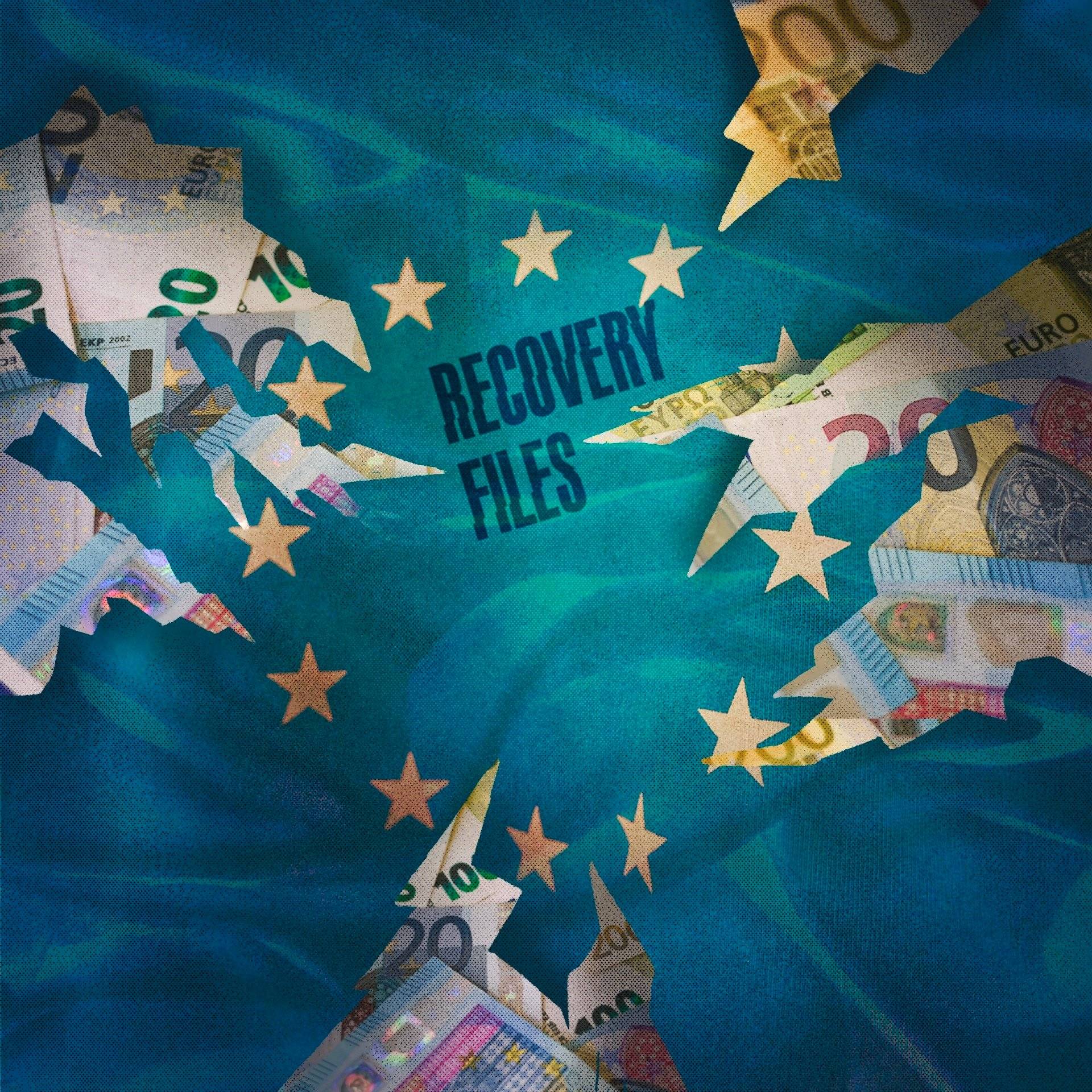 Logo kolektywu Recovery Files na tle flagi UE i podartych banknotów euro