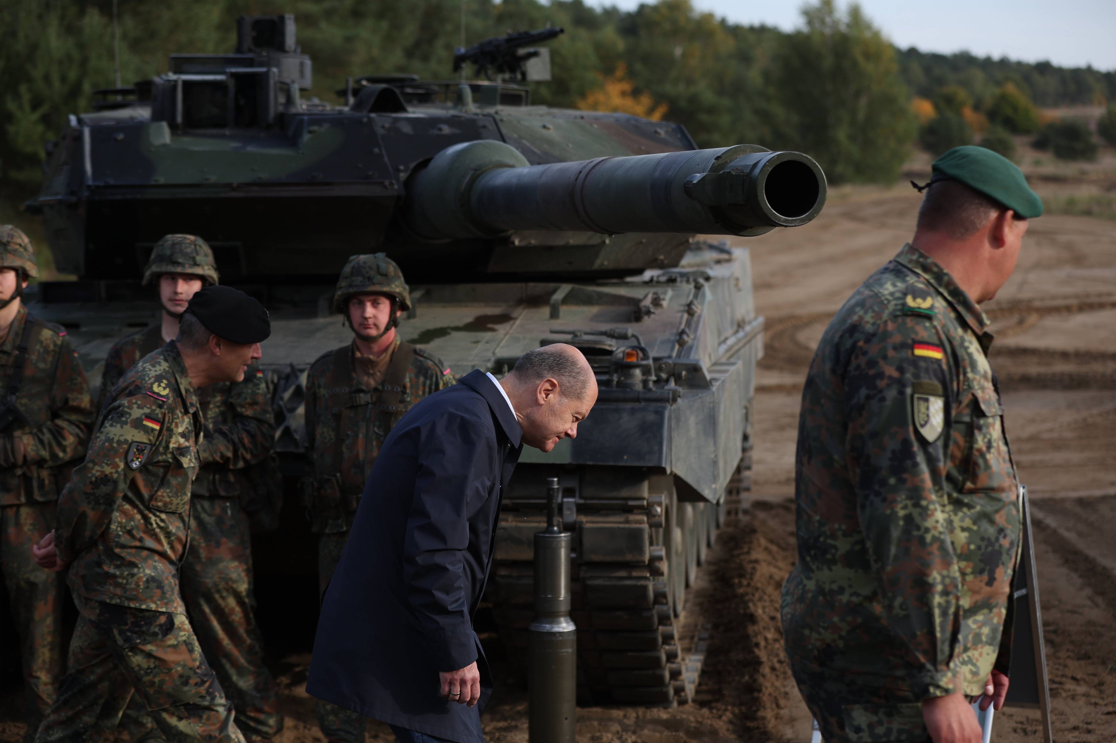 Czy Niemcy zdecydują o wysłaniu czołgów Leopard Ukrainie? Na zdjęciu kanclerz Niemiec Olaf Scholz przechodzi pod armatą czołgu Leopard 2, 17 października 2022, fot. Ronny HARTMANN / AFP