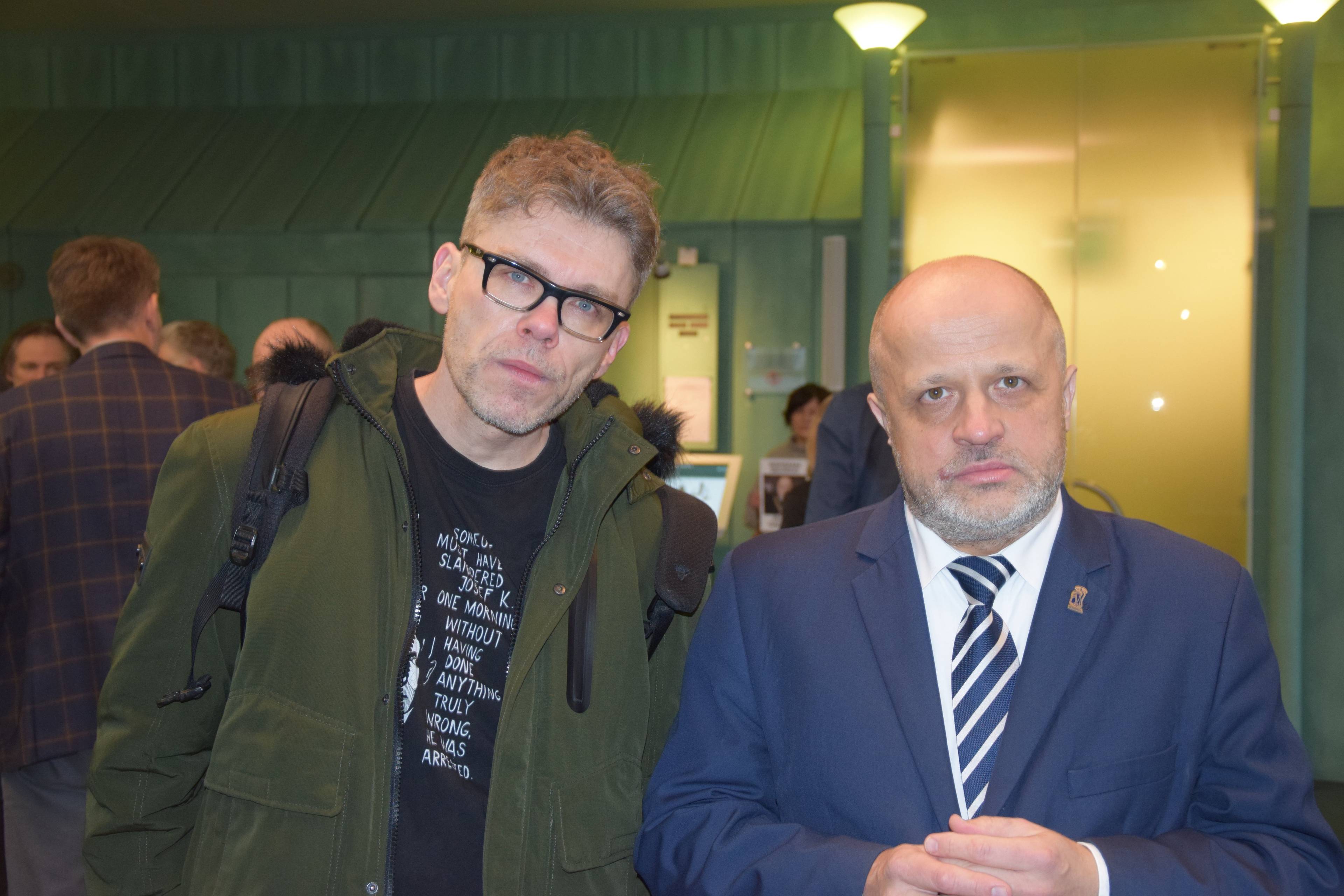 Dwaj mężczyźni, Igor Tuleya i Piotr Gąciarek, stoją obok siebie