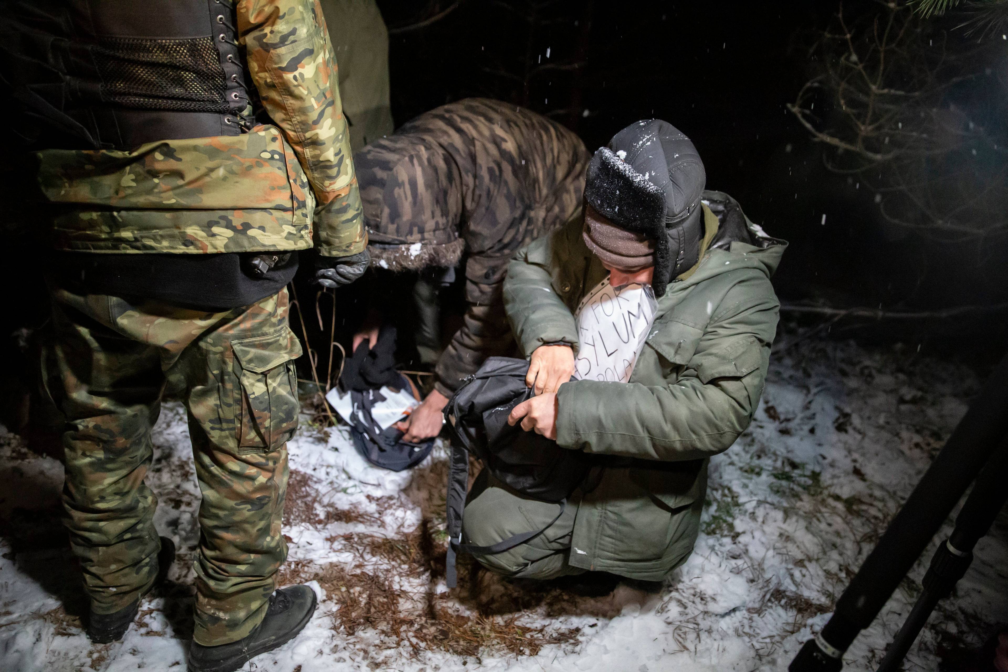 Wolontariusze straz graniczna i migranci - interwencja w okolicach Sudzialowa