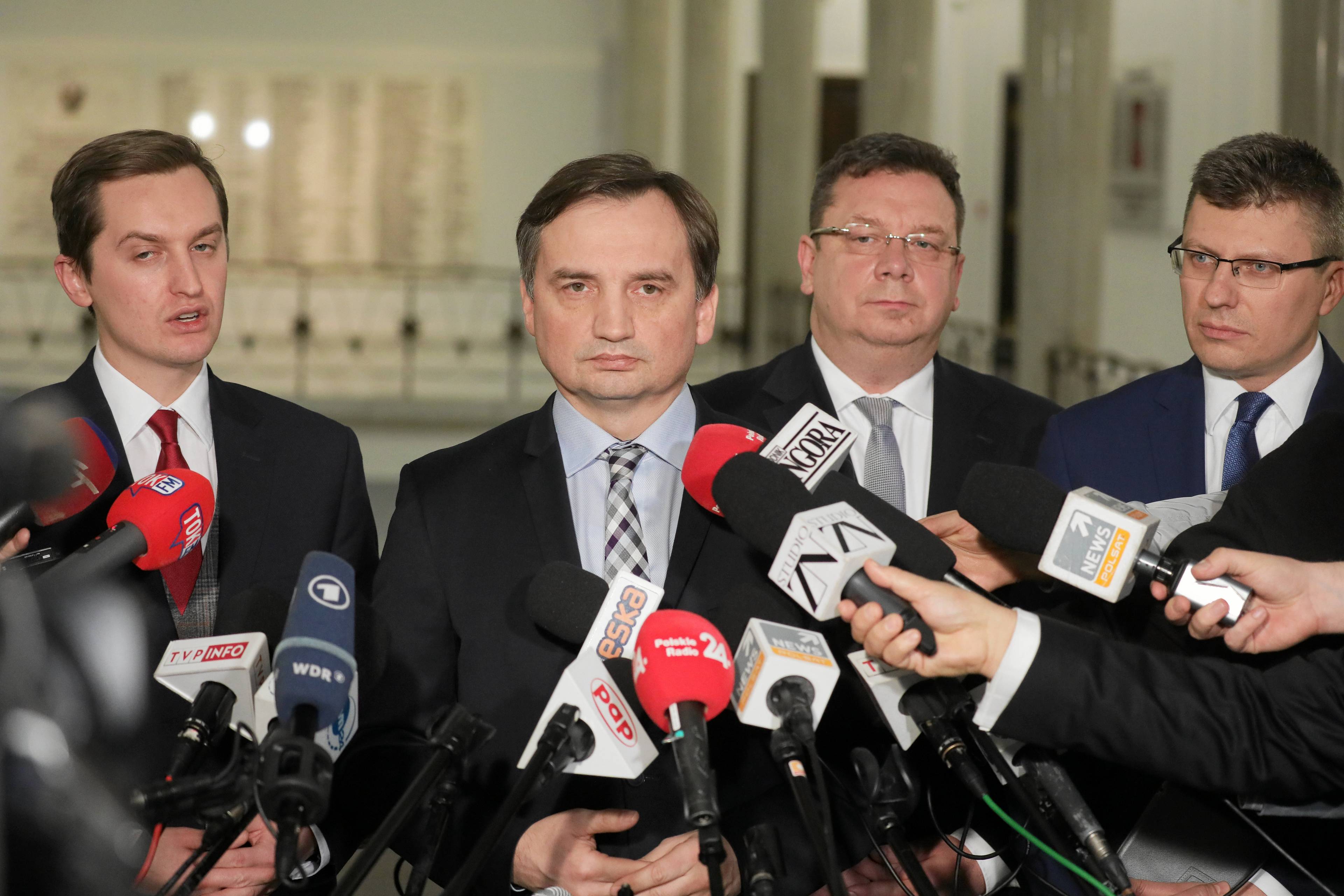 Czterech polityków Solidarnej Polski podczas konferencji prasowej w Sejmie, w pierwszym rzędzie Zbigniew Ziobro