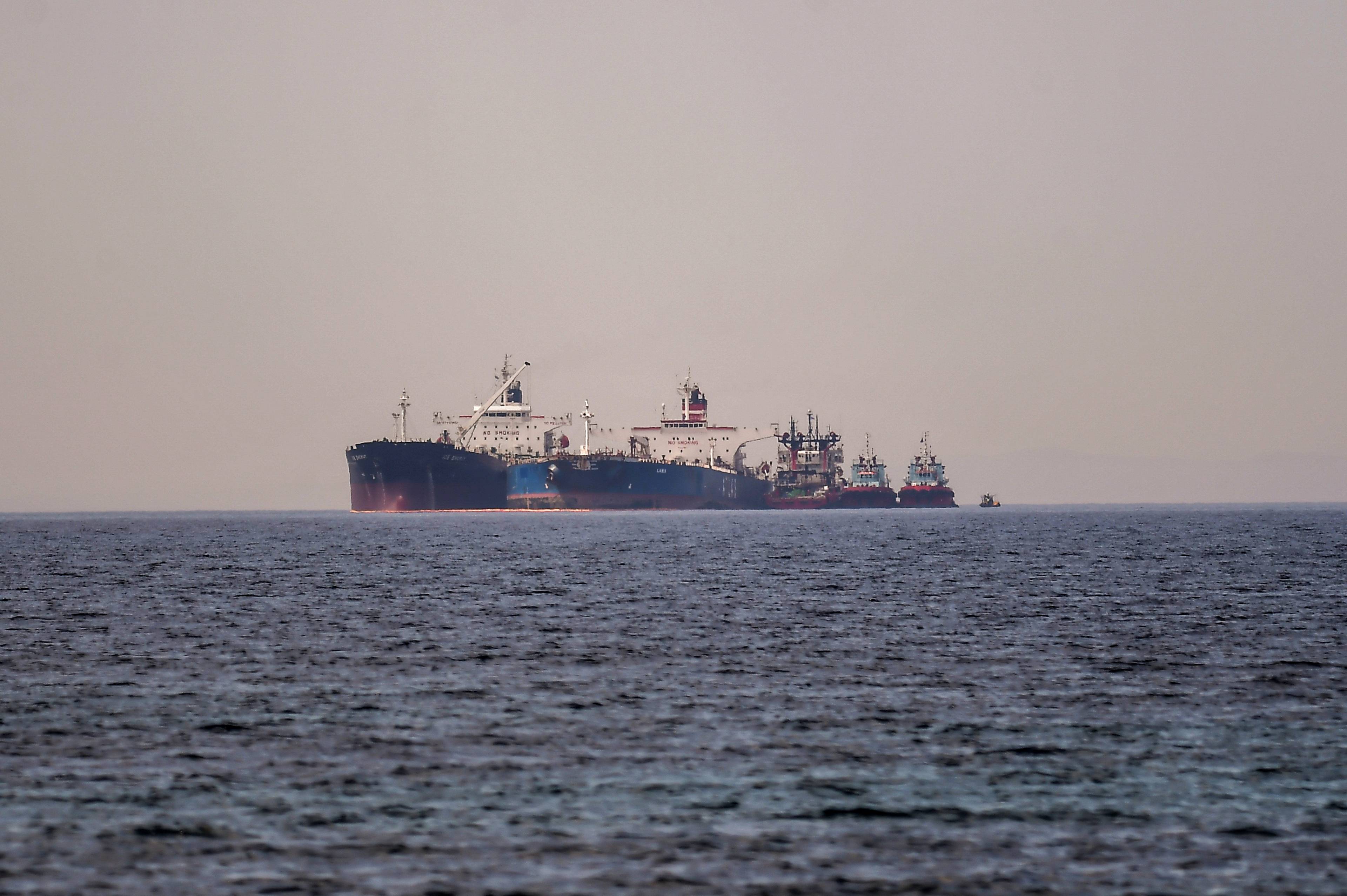 Dwa tankowce na morzu widziane z dużej odległości