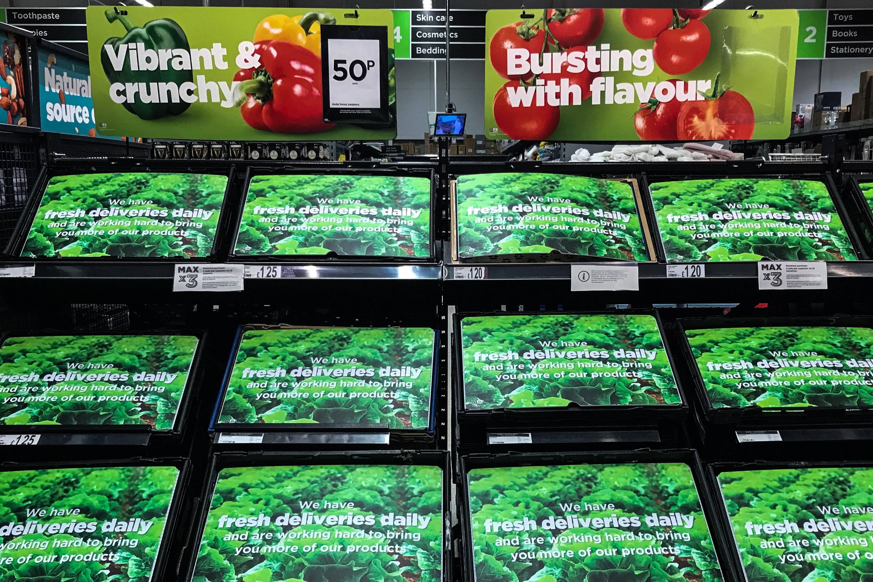puste półki na warzywa w brytyjskim supermarkecie