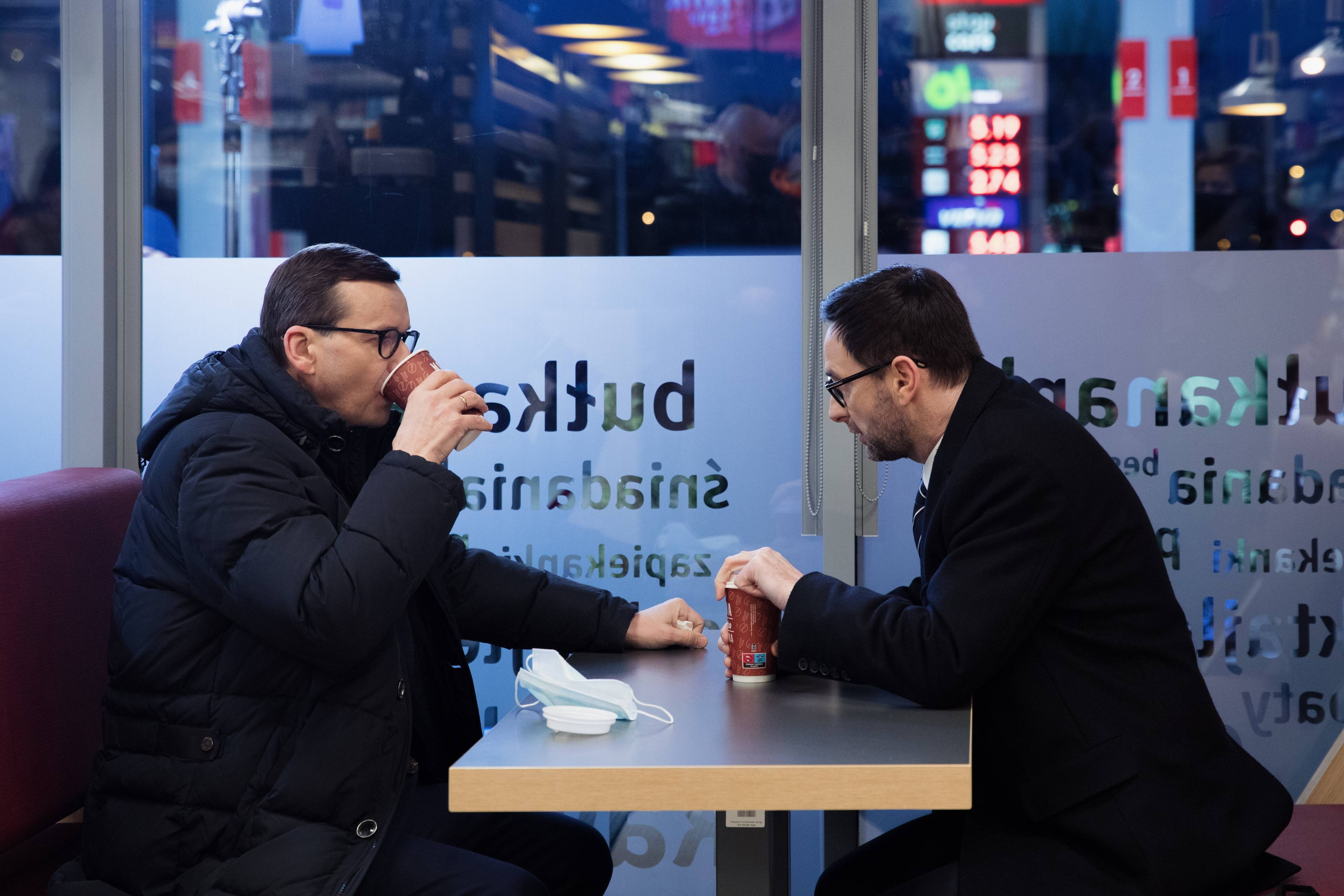 Mateusz Morawiecki i Daniel Obajtek piją kawę na stacji Orlenu