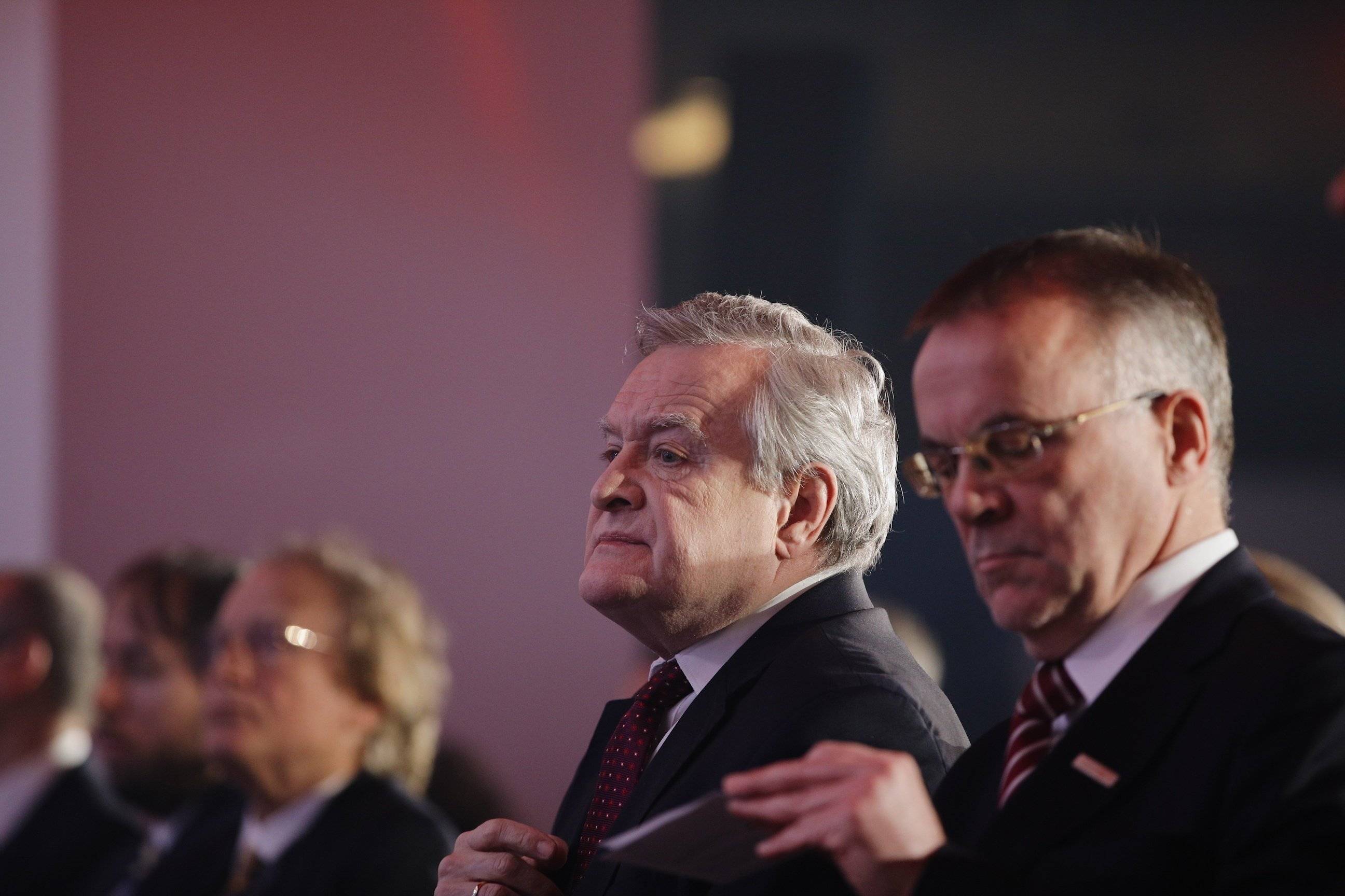 Minister Piotr Gliński i wiceminister Jarosław Sellin siedzą obok siebie