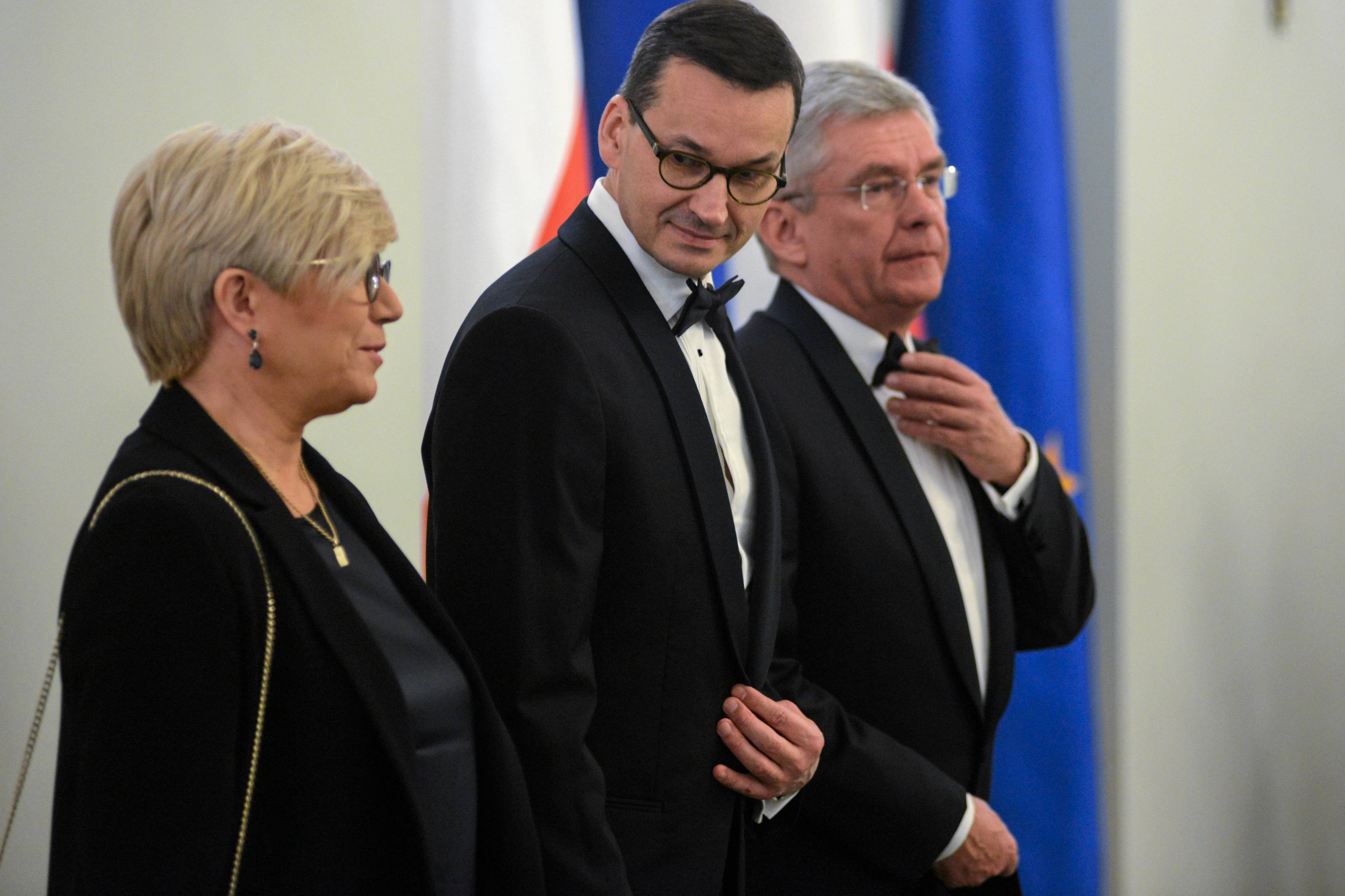 na zdjęciu prezes trybunału konstytucyjnego julia przyłębska w towarzystwie premiera mateusza morawieckiego