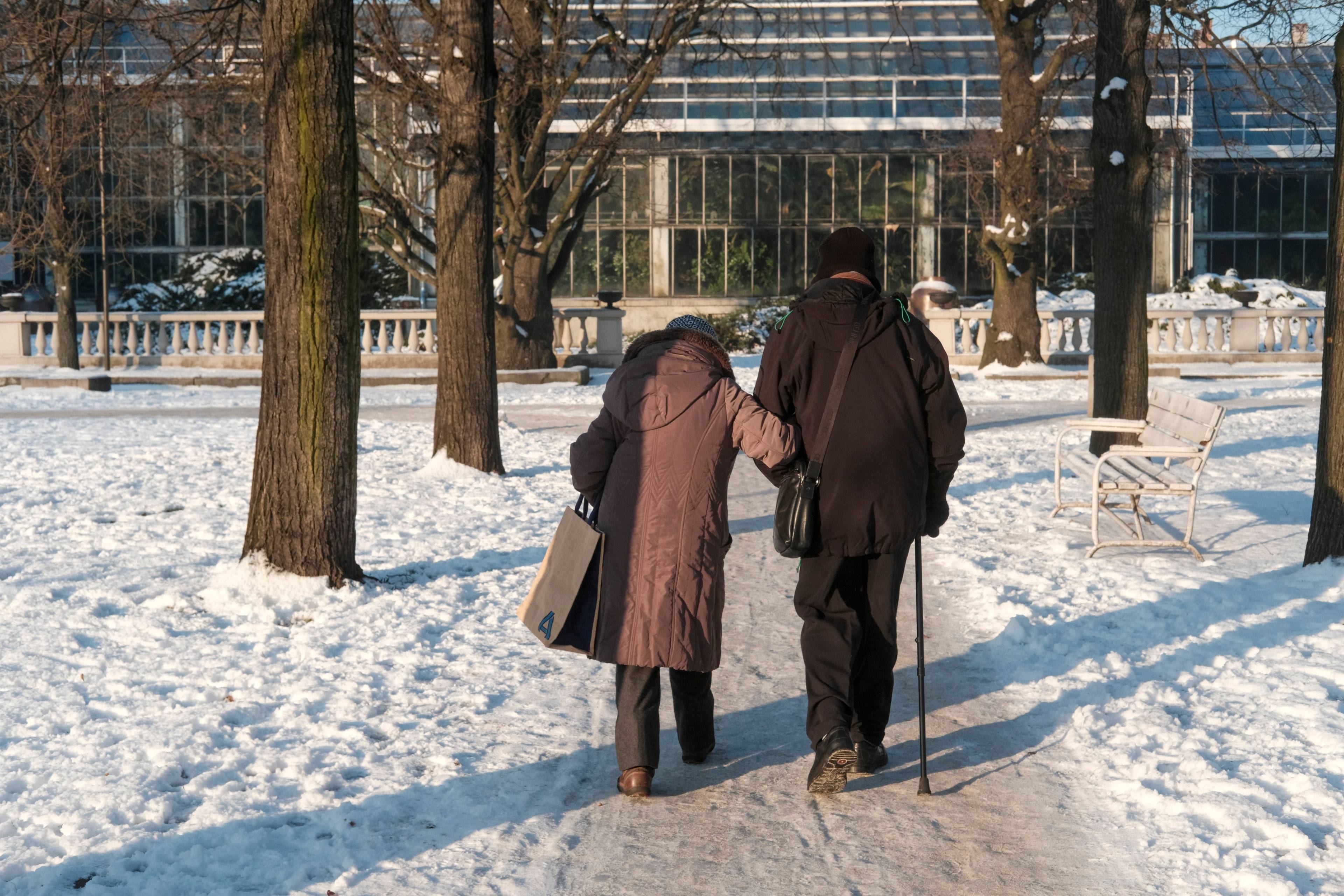 Na zdjęciu: seniorzy na spacerze w parku