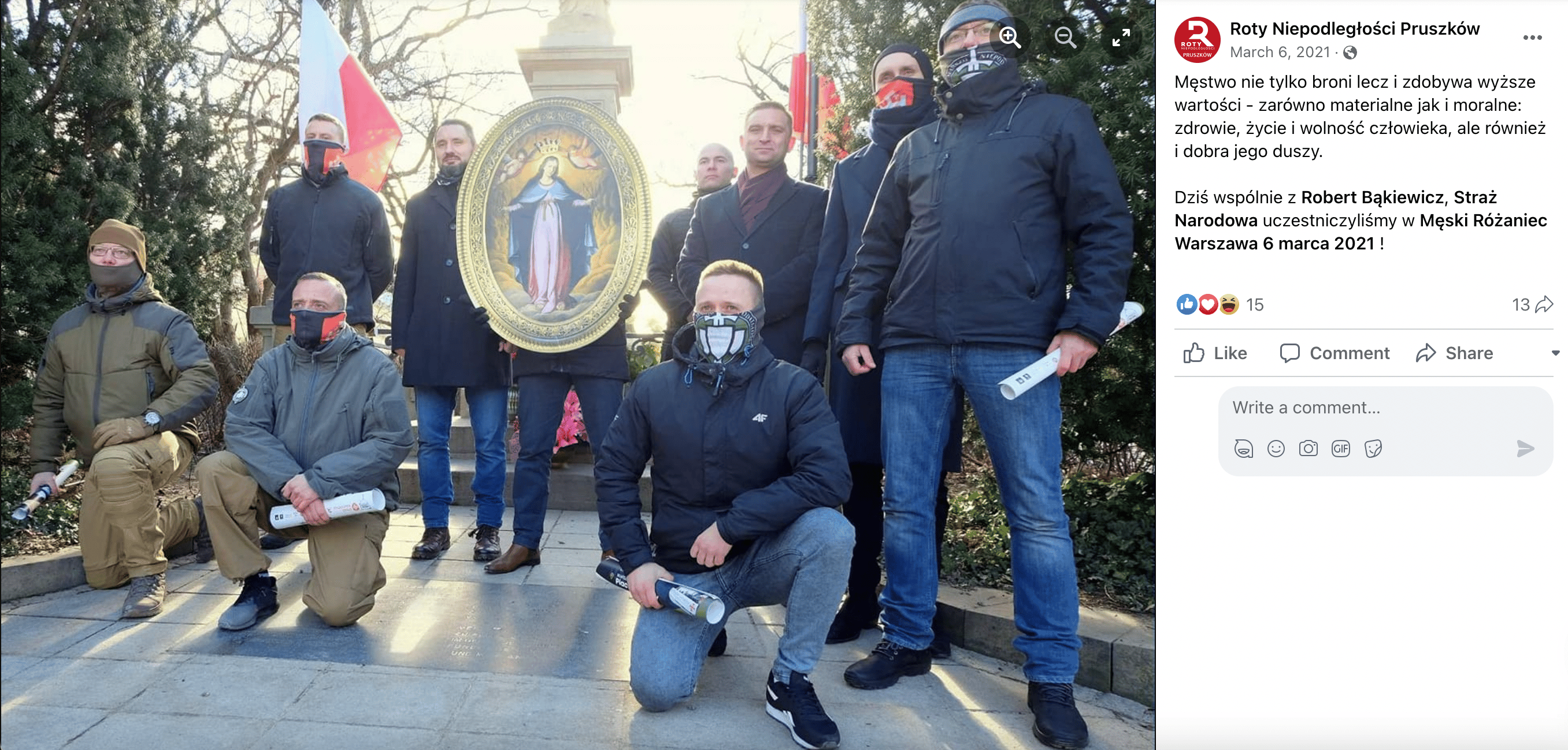 Robert Bąkiewicz i Mariusz Sarol z obrazem maryjnym i członkami Rot Marszu Niepodległości.