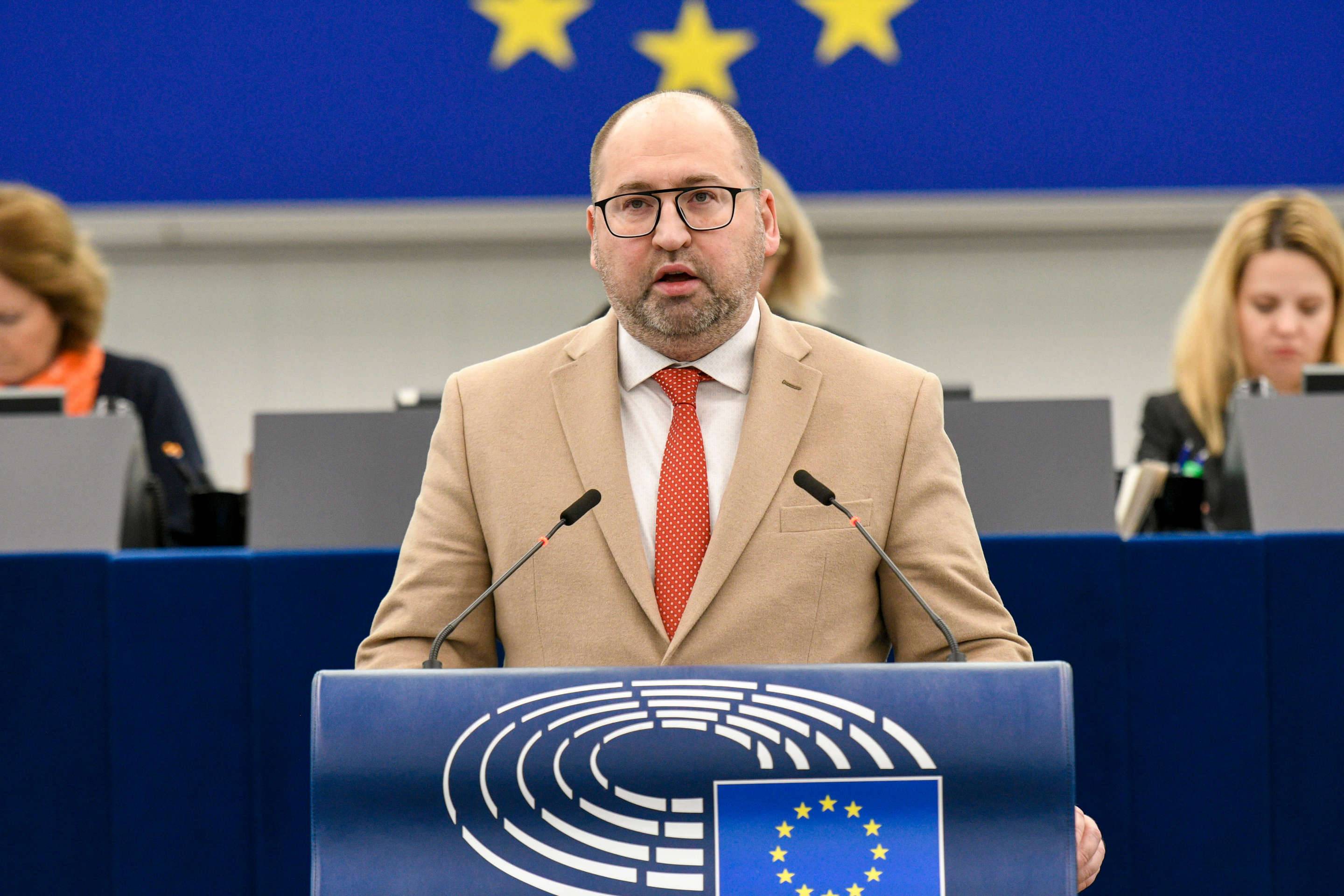 Europoseł PiS Adam Bielan przemawia z mównicy w sali plenarnej europarlamentu w Strasburgu