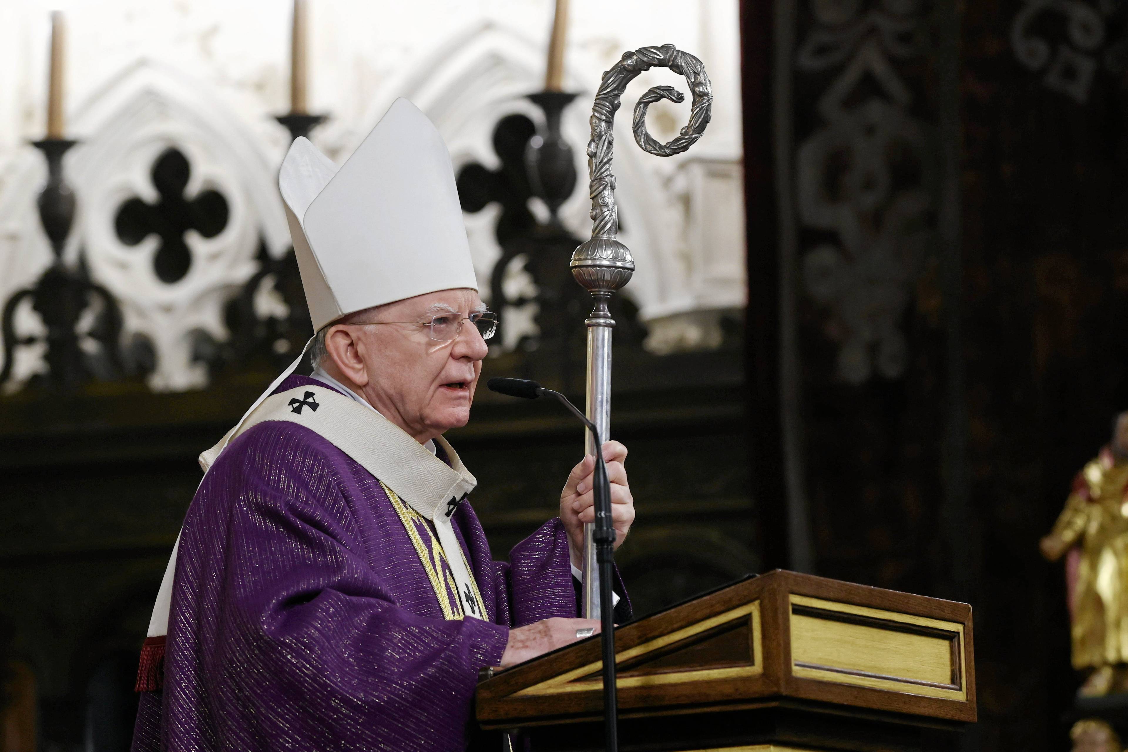 Arcybiskup Jędraszewki za amboną podczas mszy