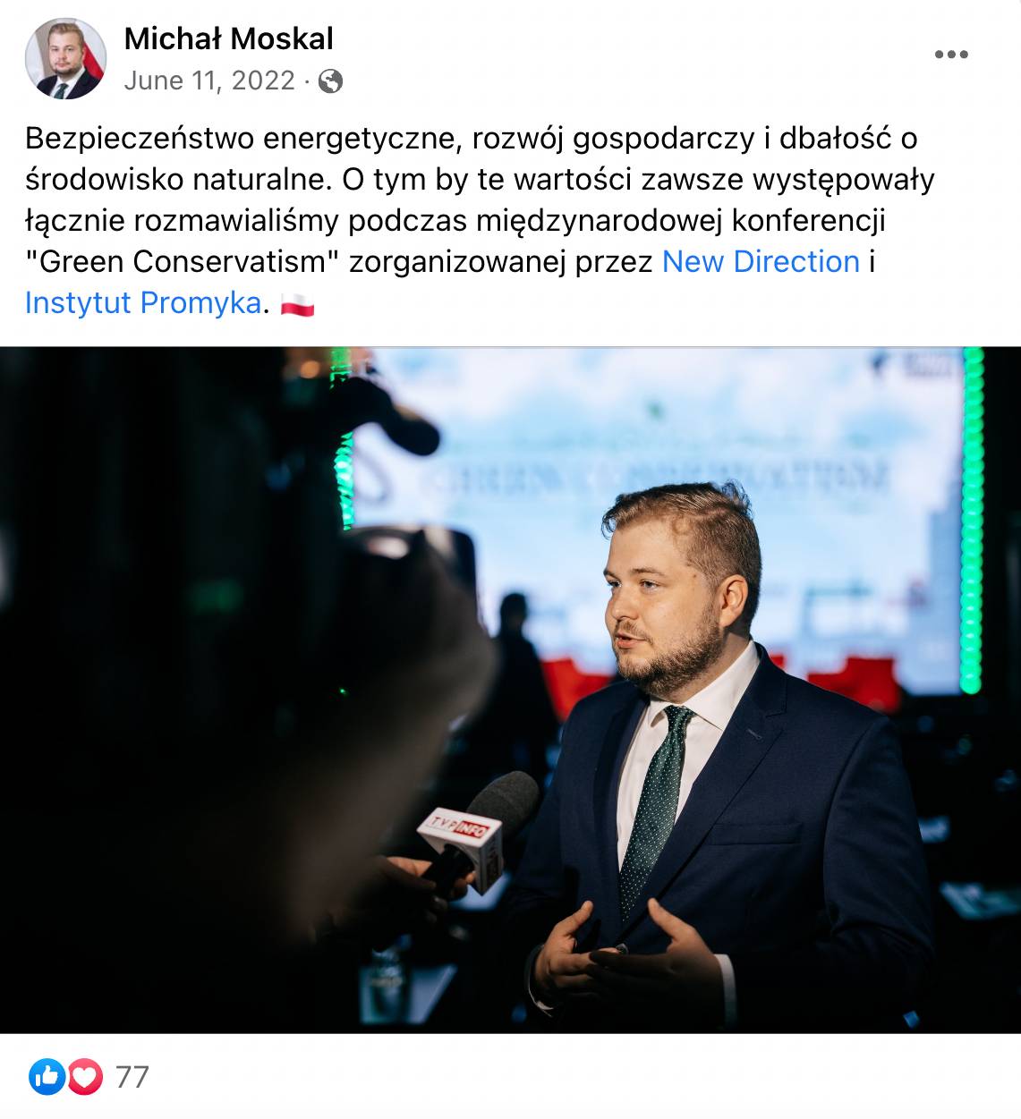 Michał Moskal przed kamerami TVP Info opowiada o konferencji Green Conservatism zorganizowanej przez Instytut Promyka i fundację New Direction.