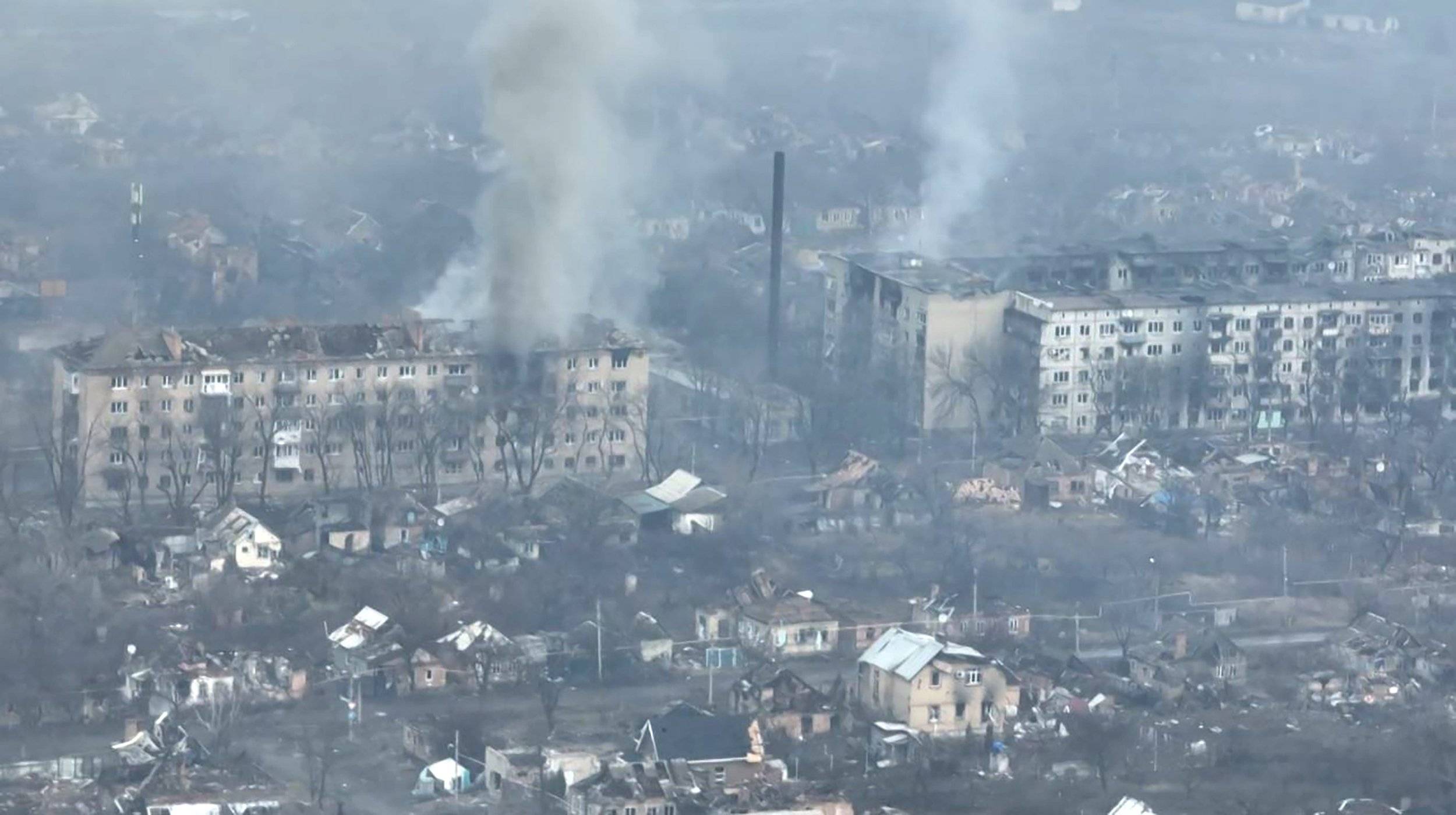 lotnicze zdjęcie miasta. Ruiny budynków, na którymi unosi się dym. To Bachmut we wschodniej Ukrainie