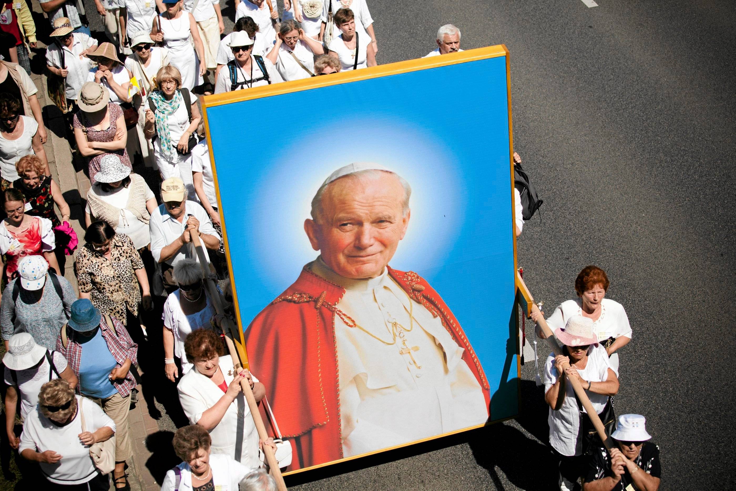 Uczestnicy procesji niosą wielki portret Jana Pawła II