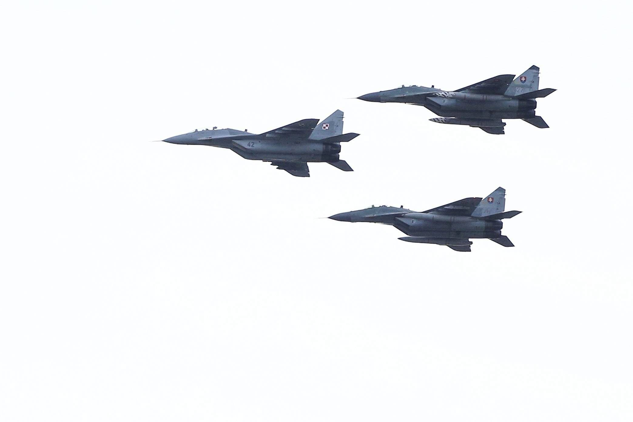 trzy myśliwce MiG-19 na tle nieba