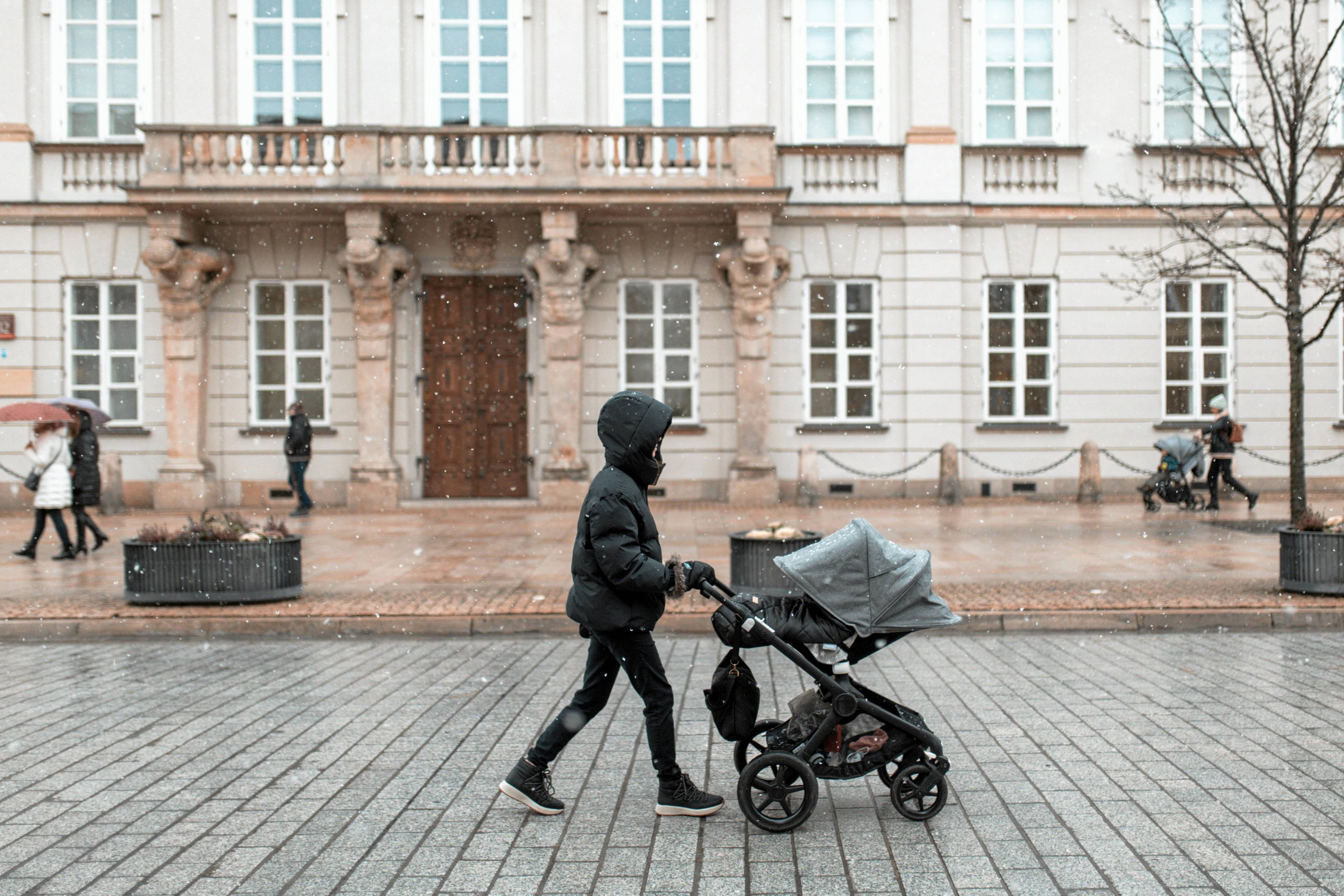 Kobieta na spacerze z dzieckiem w wózku