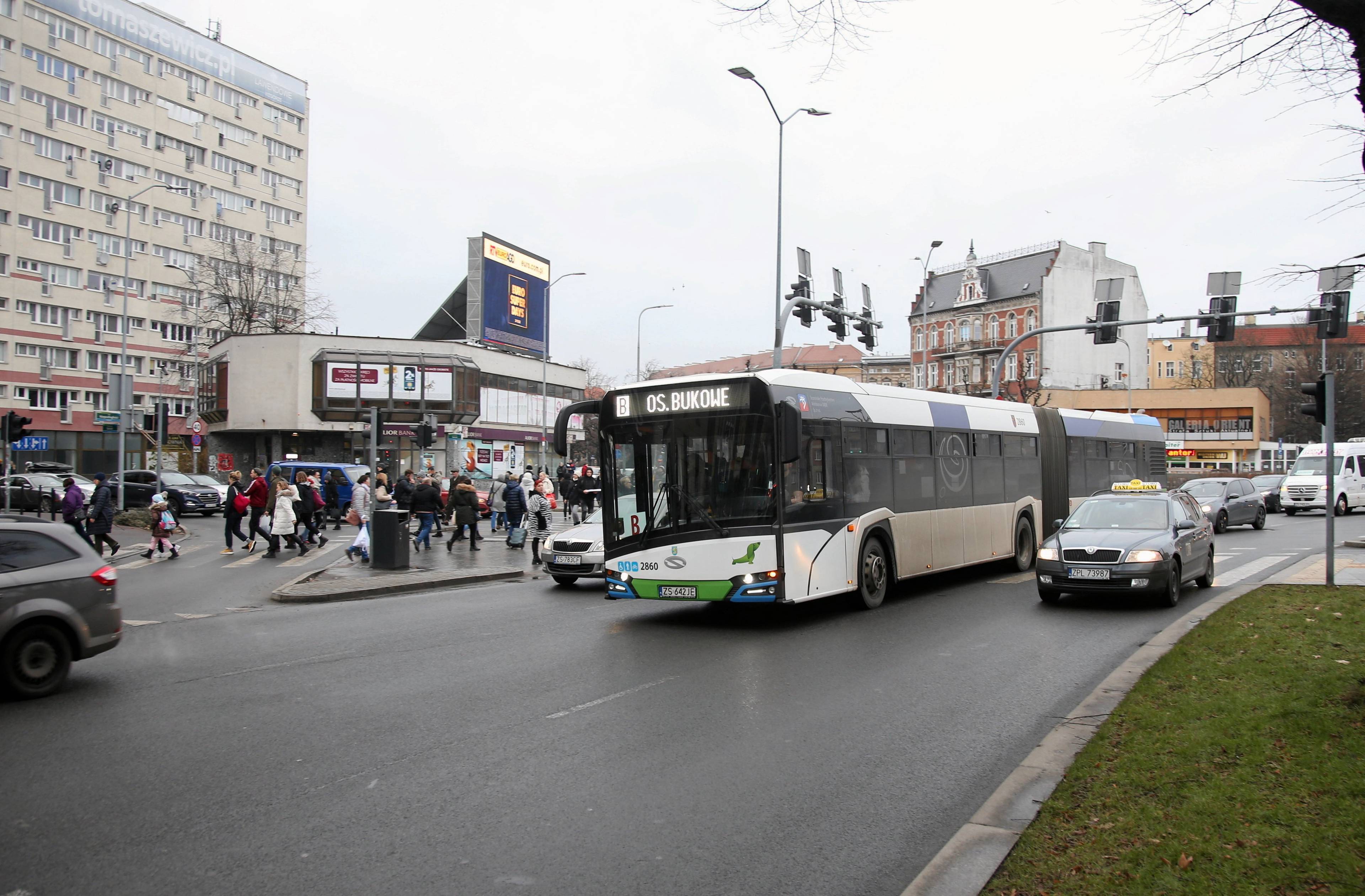 autobus poruszający się ulicą dużego miasta