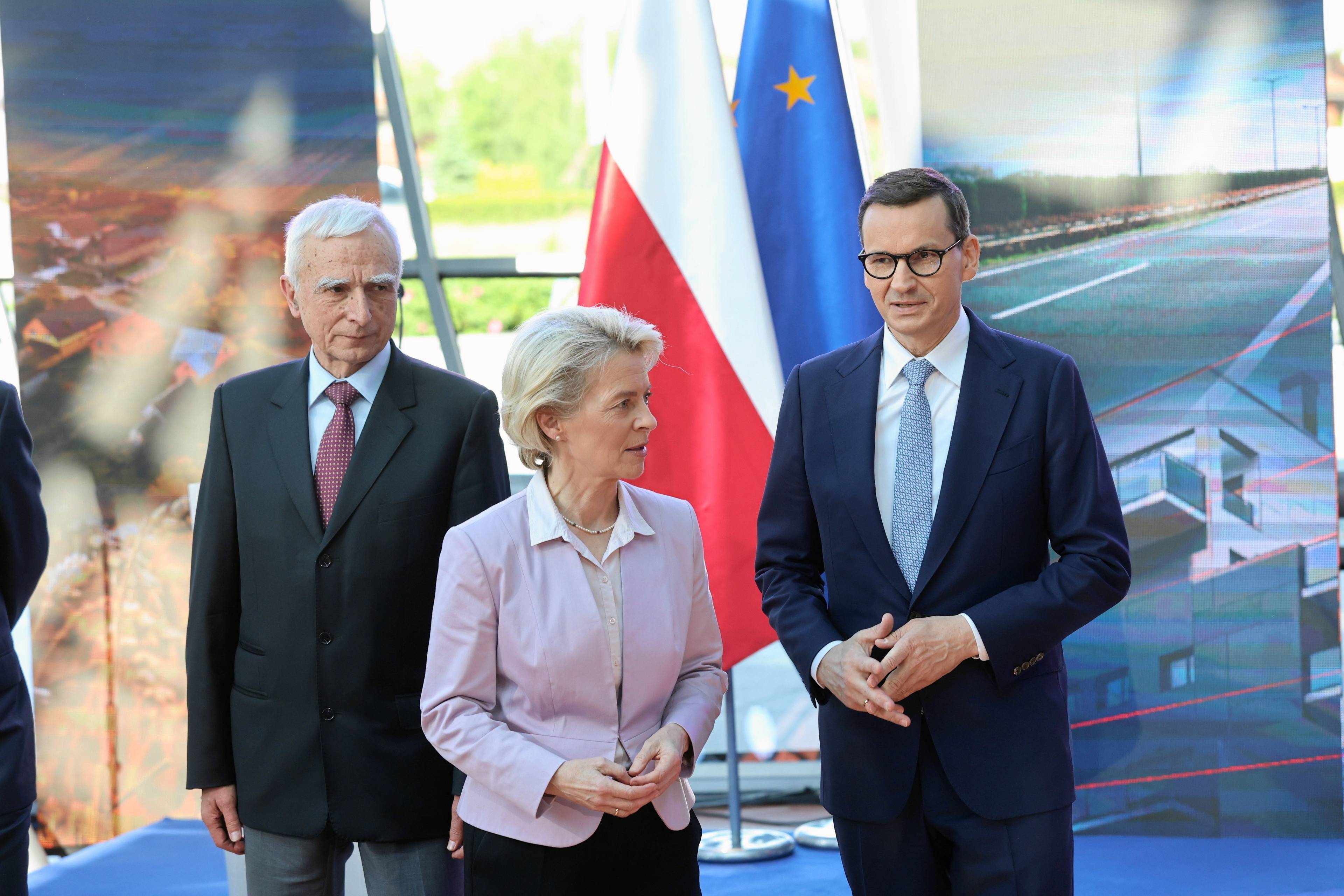 Premier Mateusz Morawiecki z przewodniczącą Komisji Europejskiej na tle flagi Polski i Unii Europejskiej