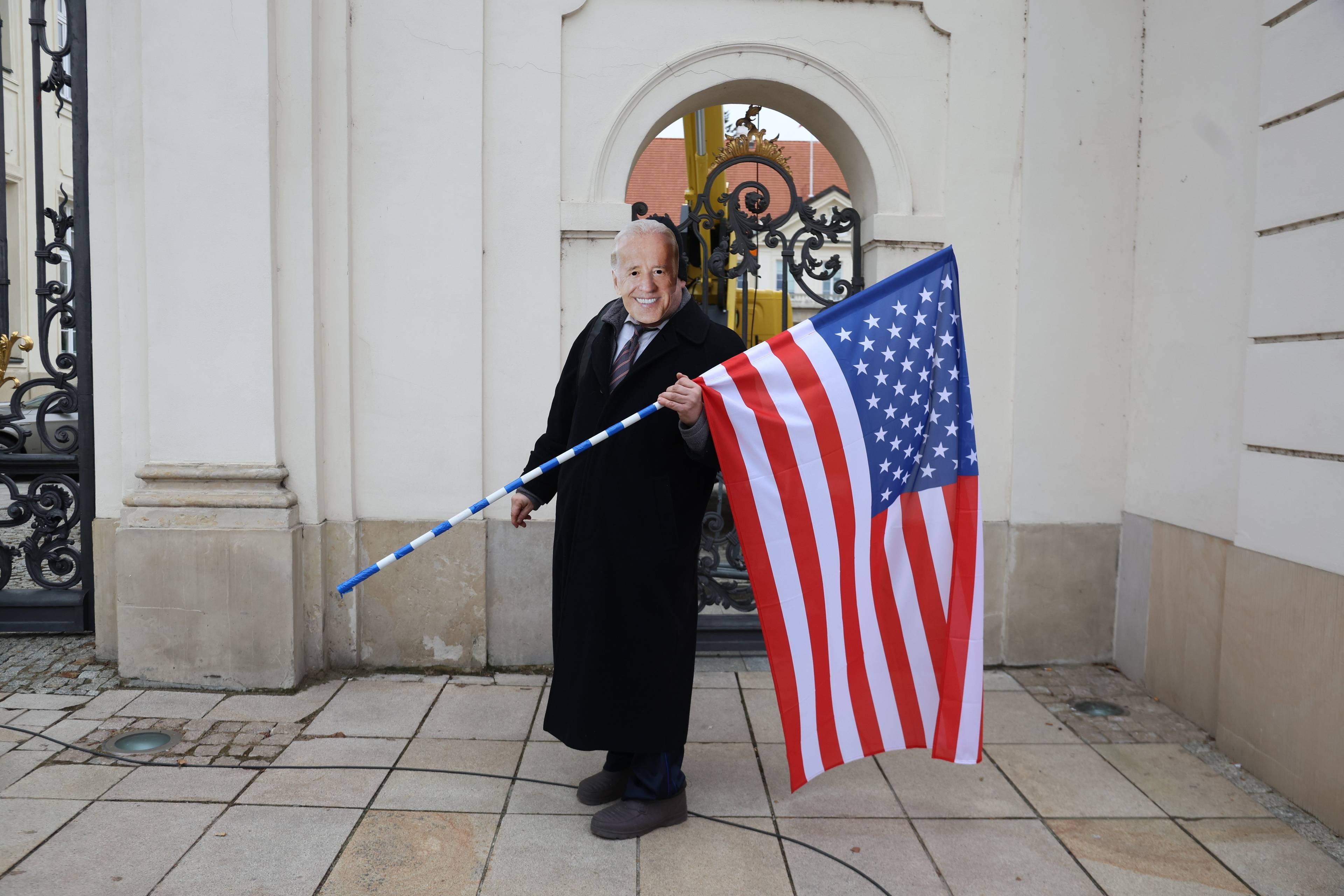Mężczyzna przebrany za Joe Bidena trzyma flagę USA